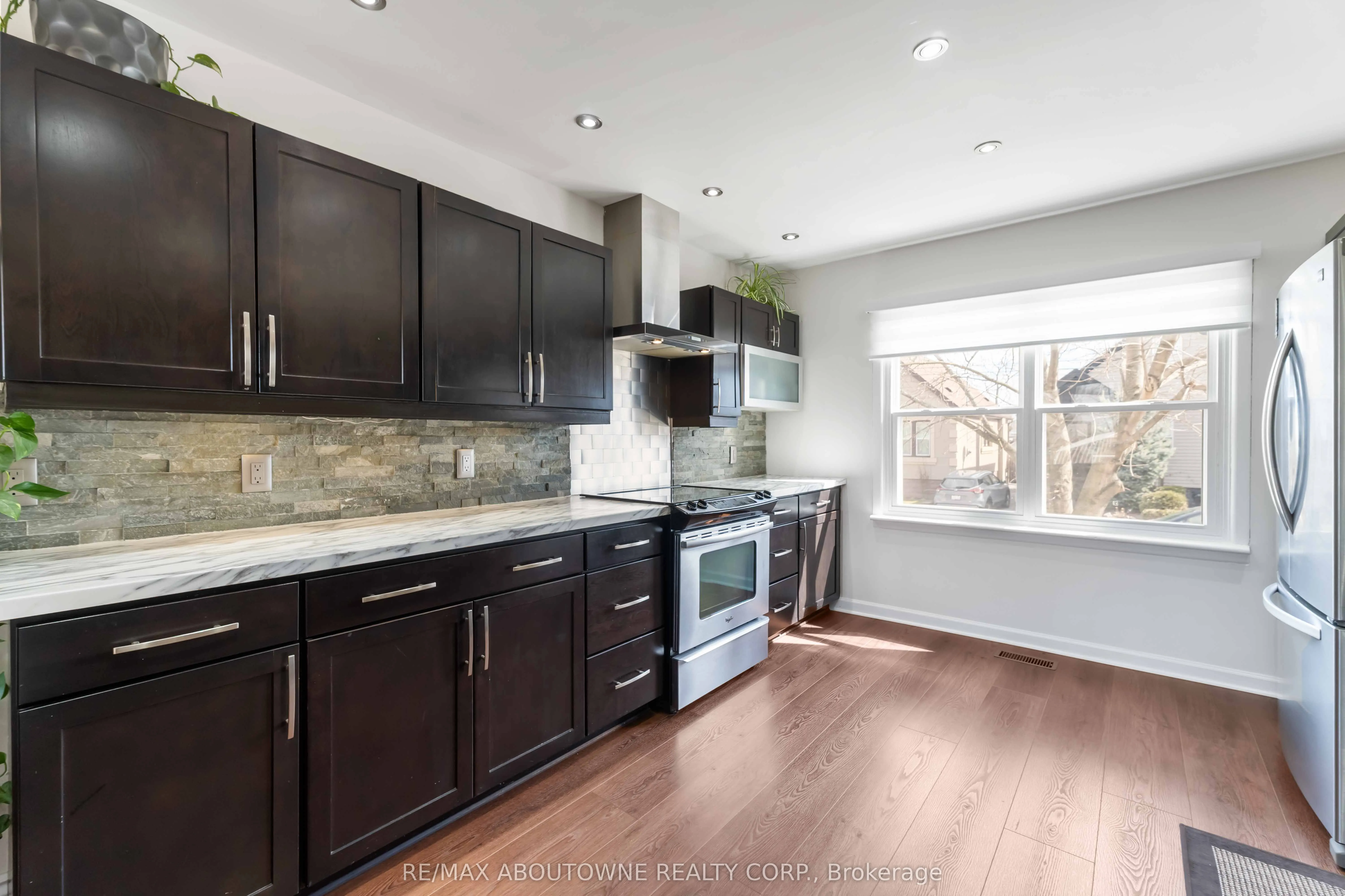 54 Weir Street S