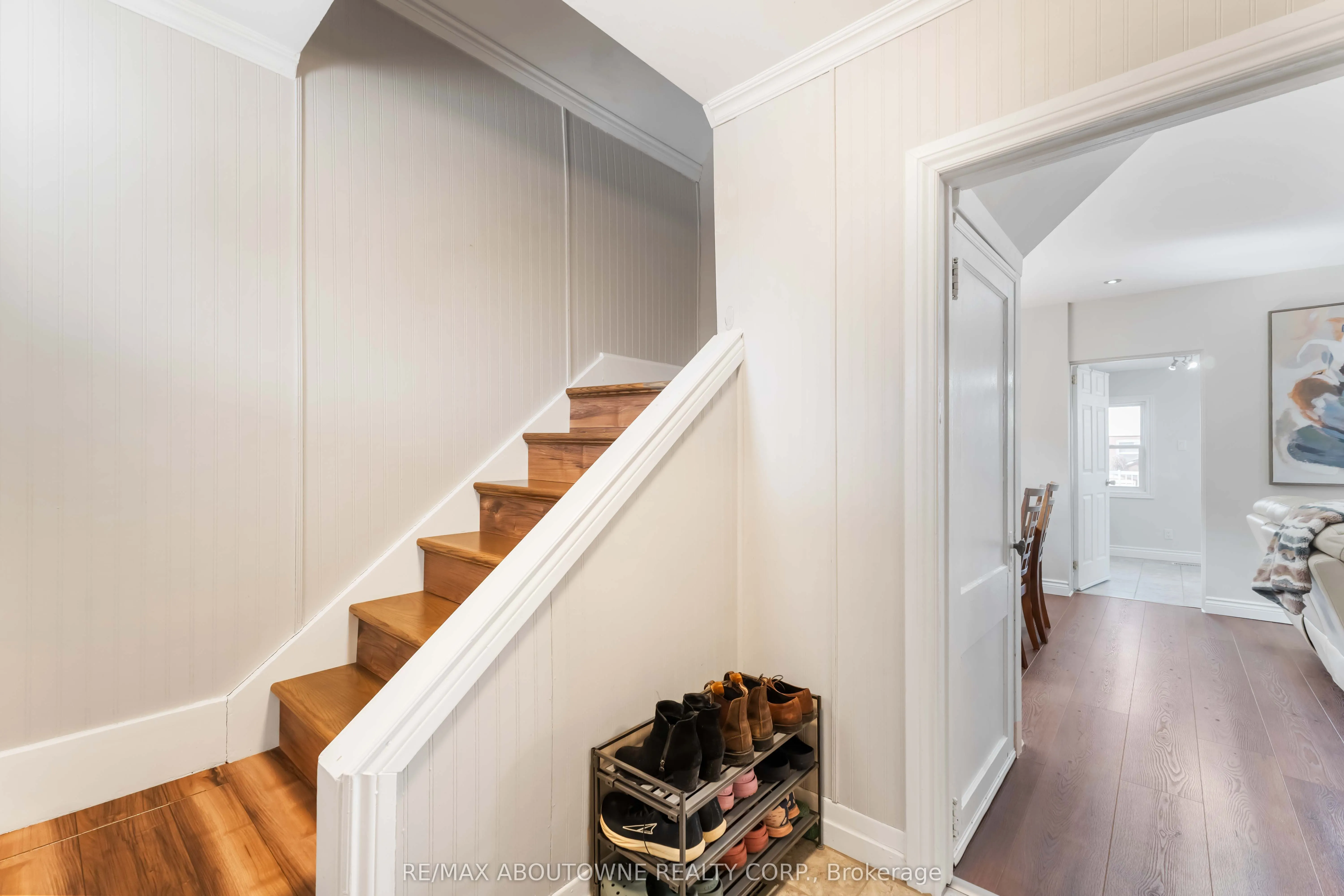 54 Weir Street S