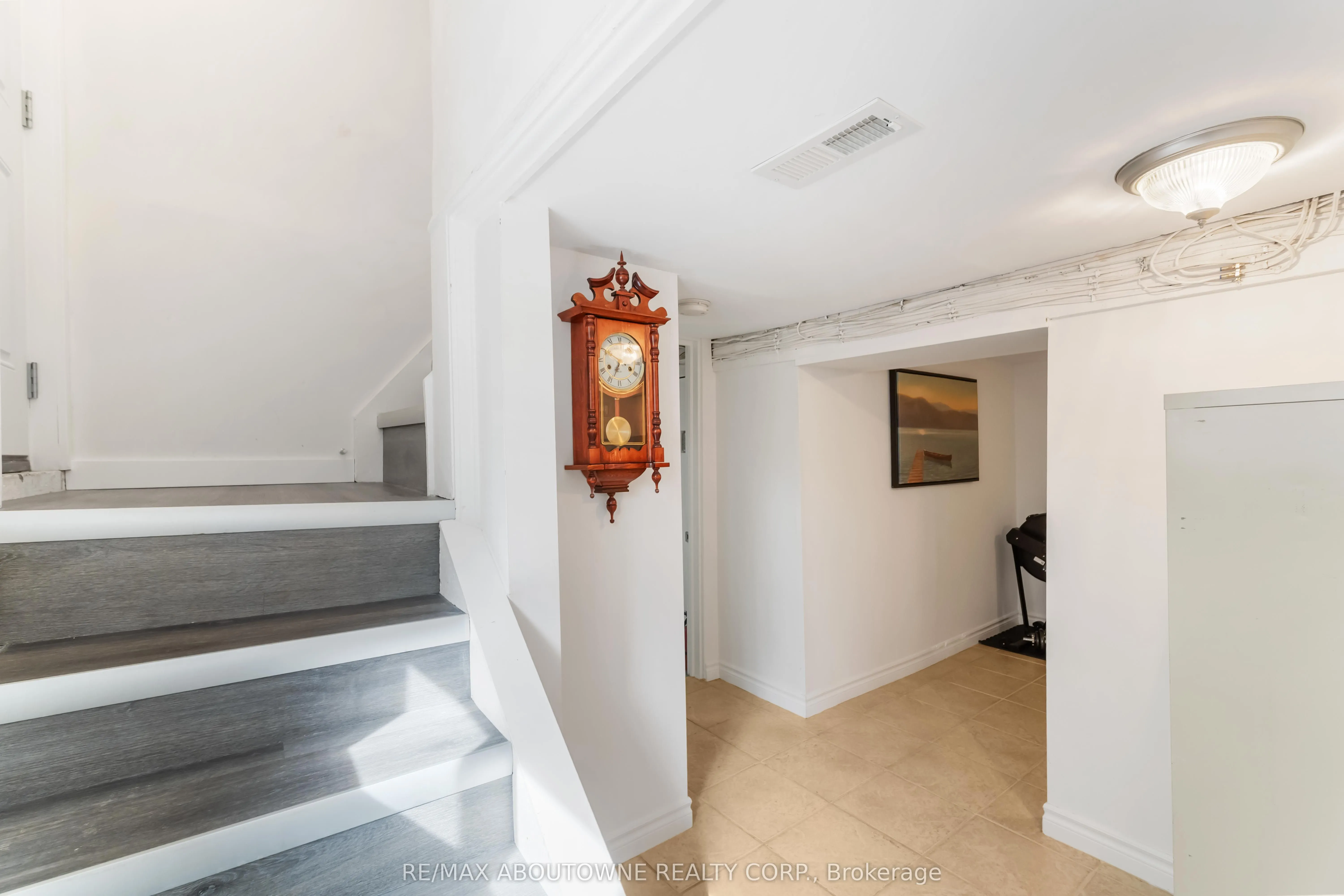 54 Weir Street S