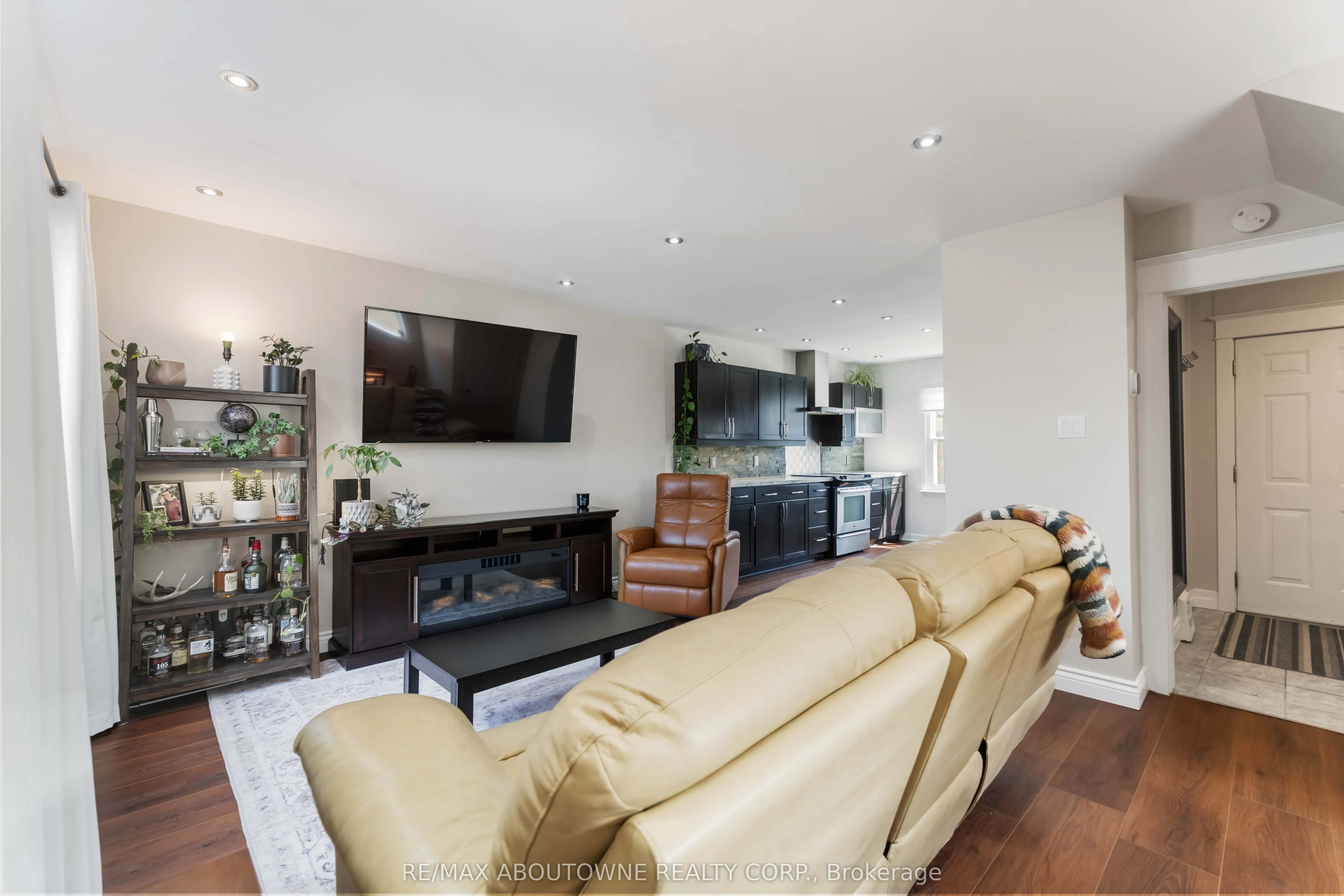 54 Weir Street S