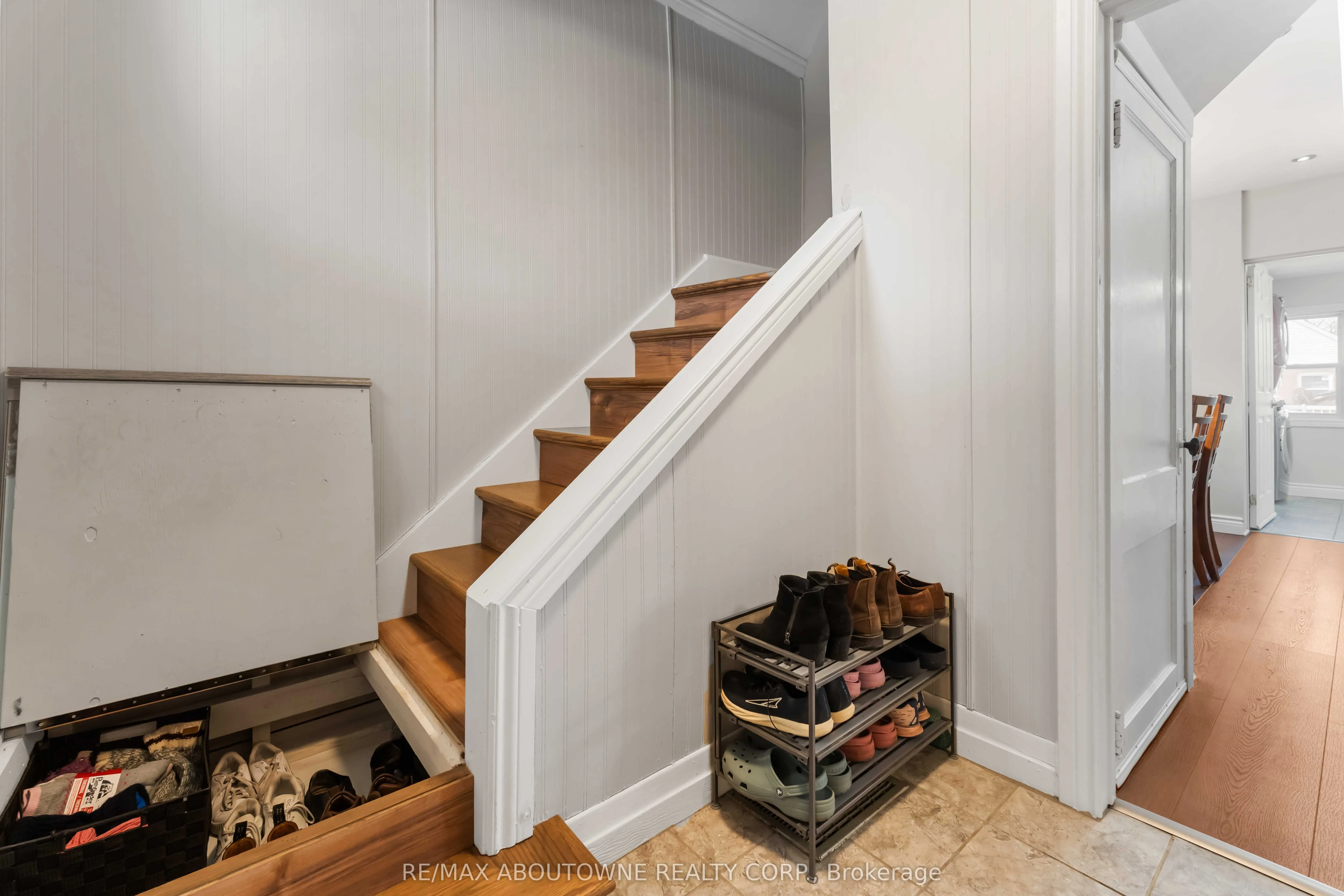 54 Weir Street S