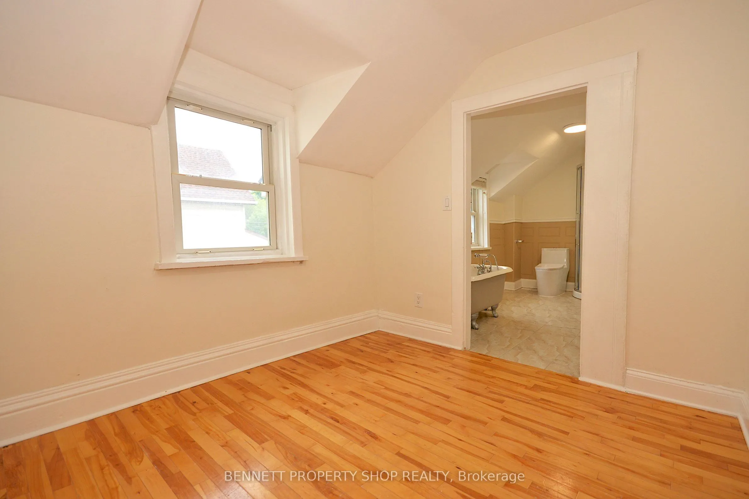 15 Daniel Street N