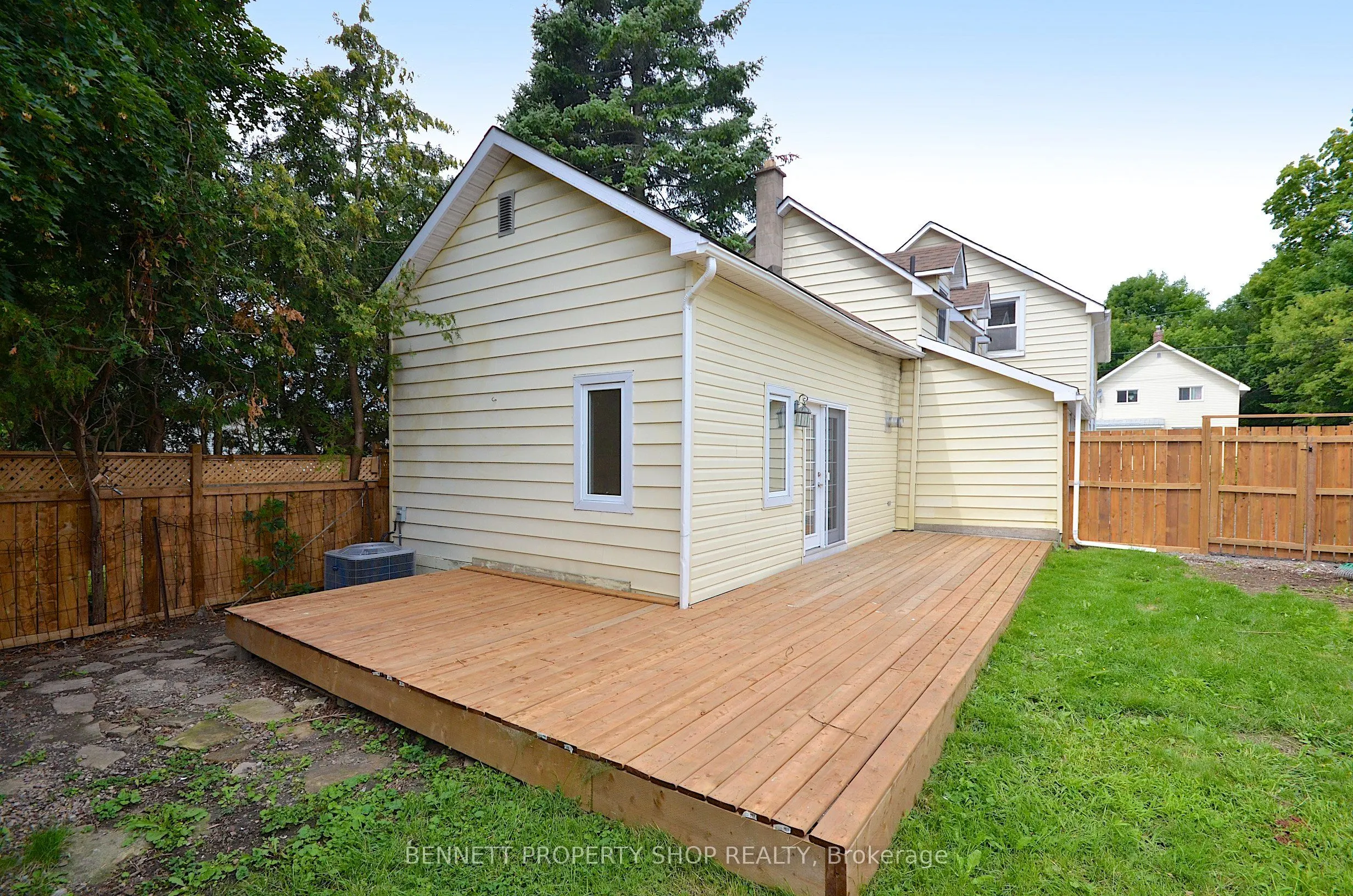 15 Daniel Street N