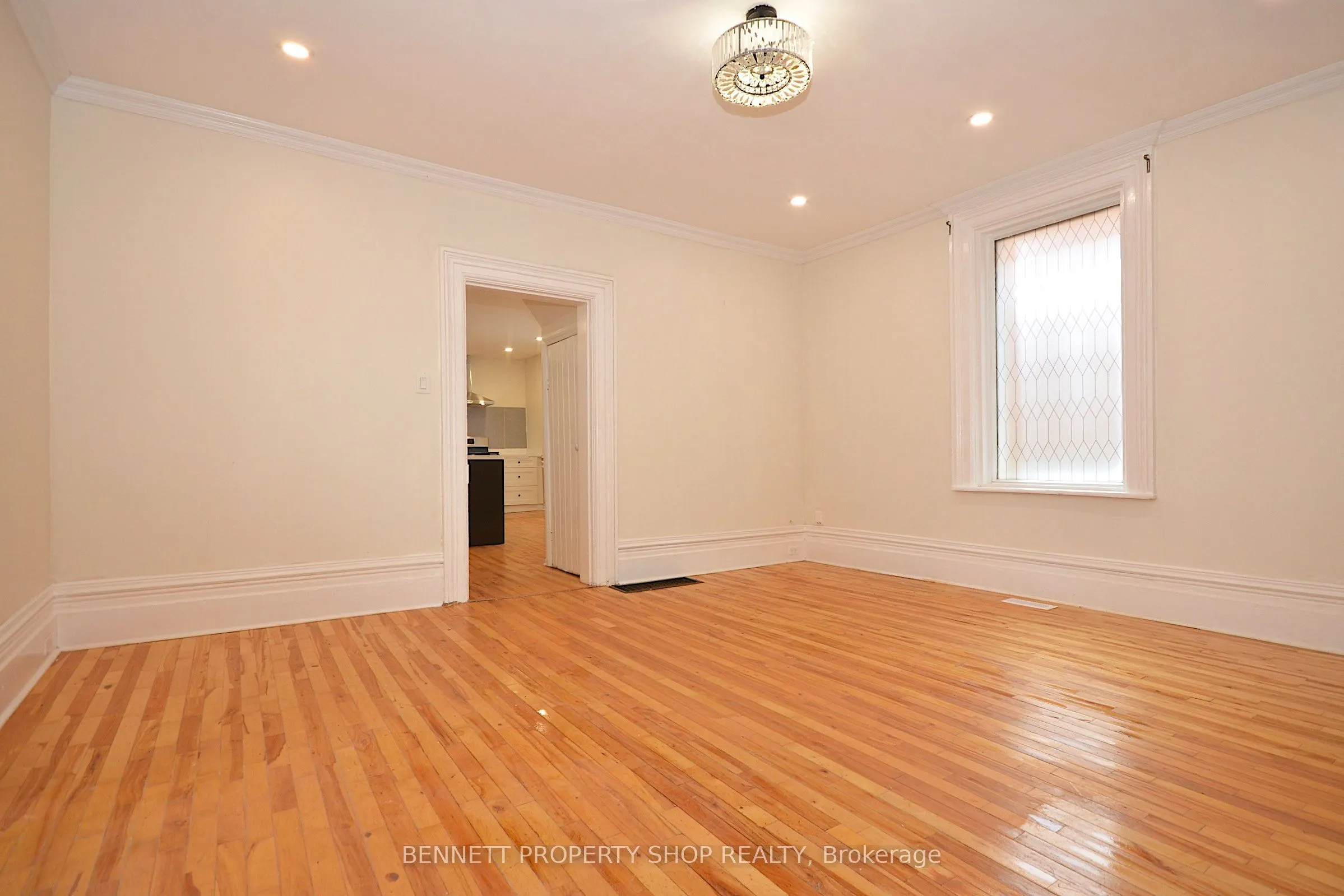 15 Daniel Street N
