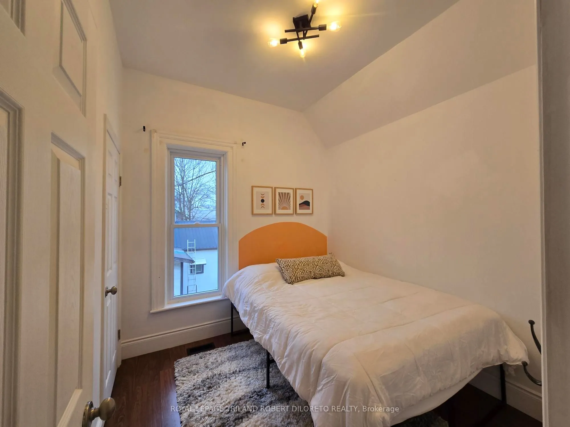 11 Maple Street W
