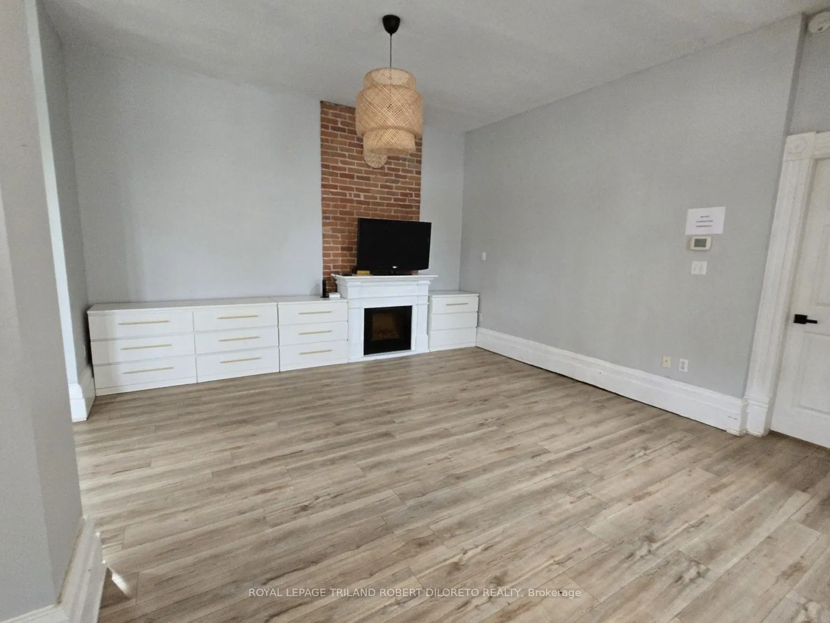 11 Maple Street W