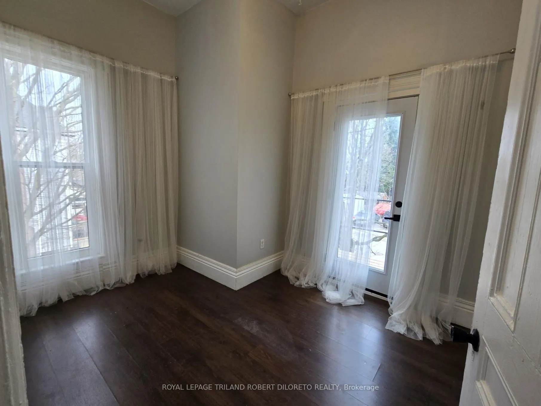 11 Maple Street W