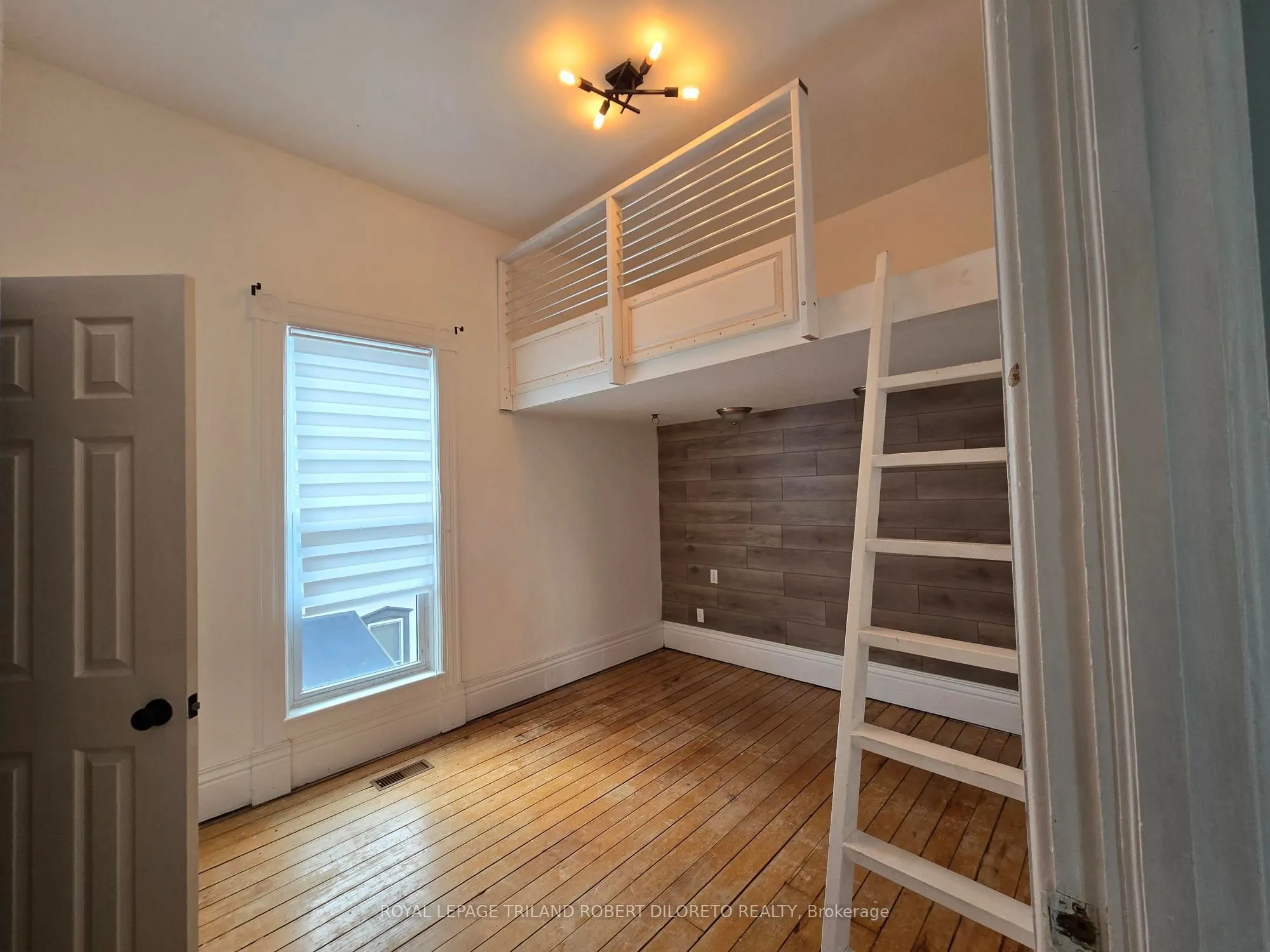 11 Maple Street W