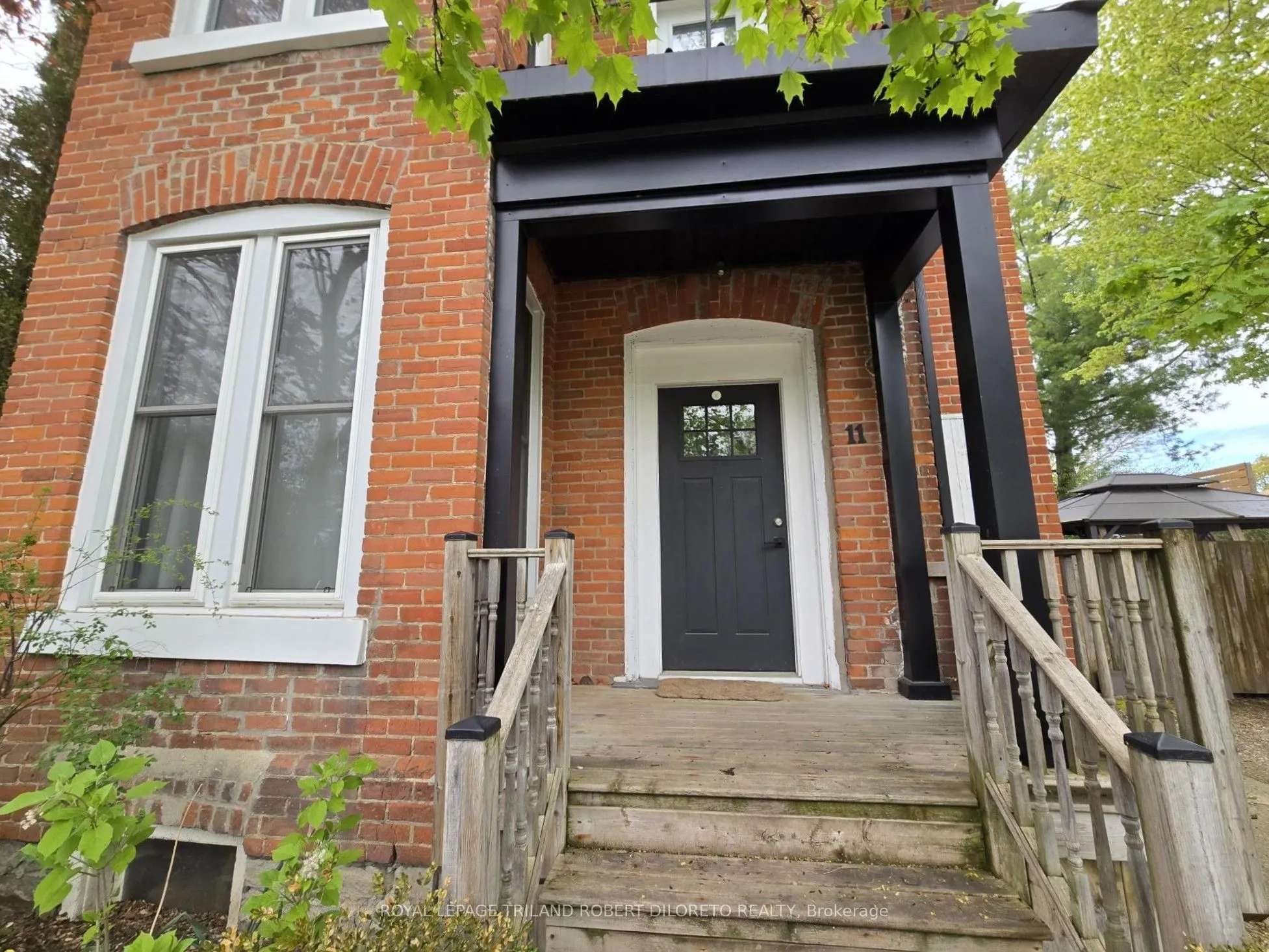 11 Maple Street W