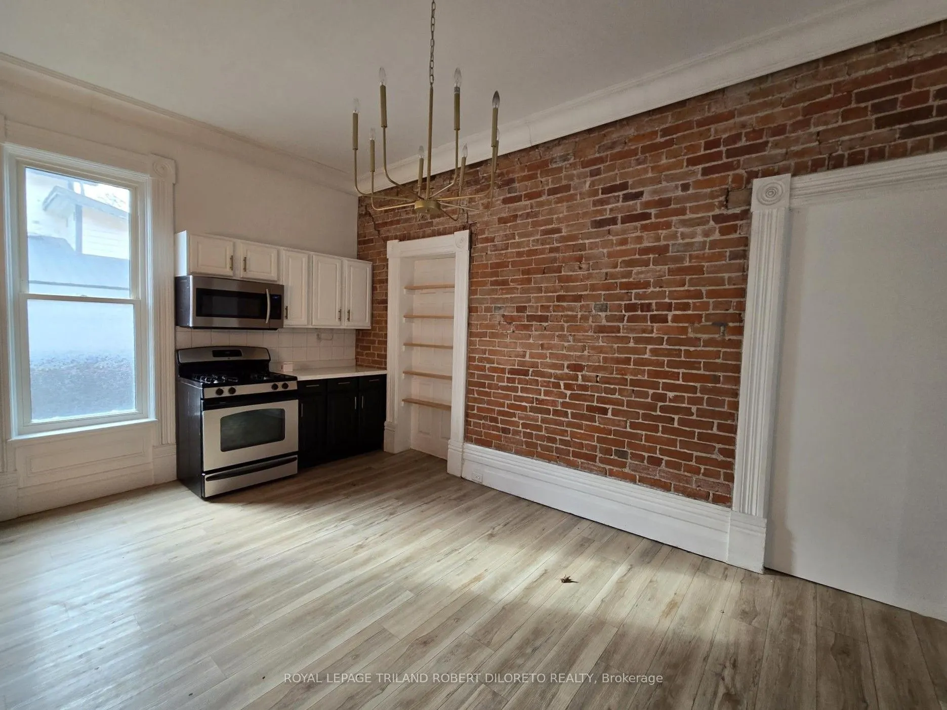 11 Maple Street W