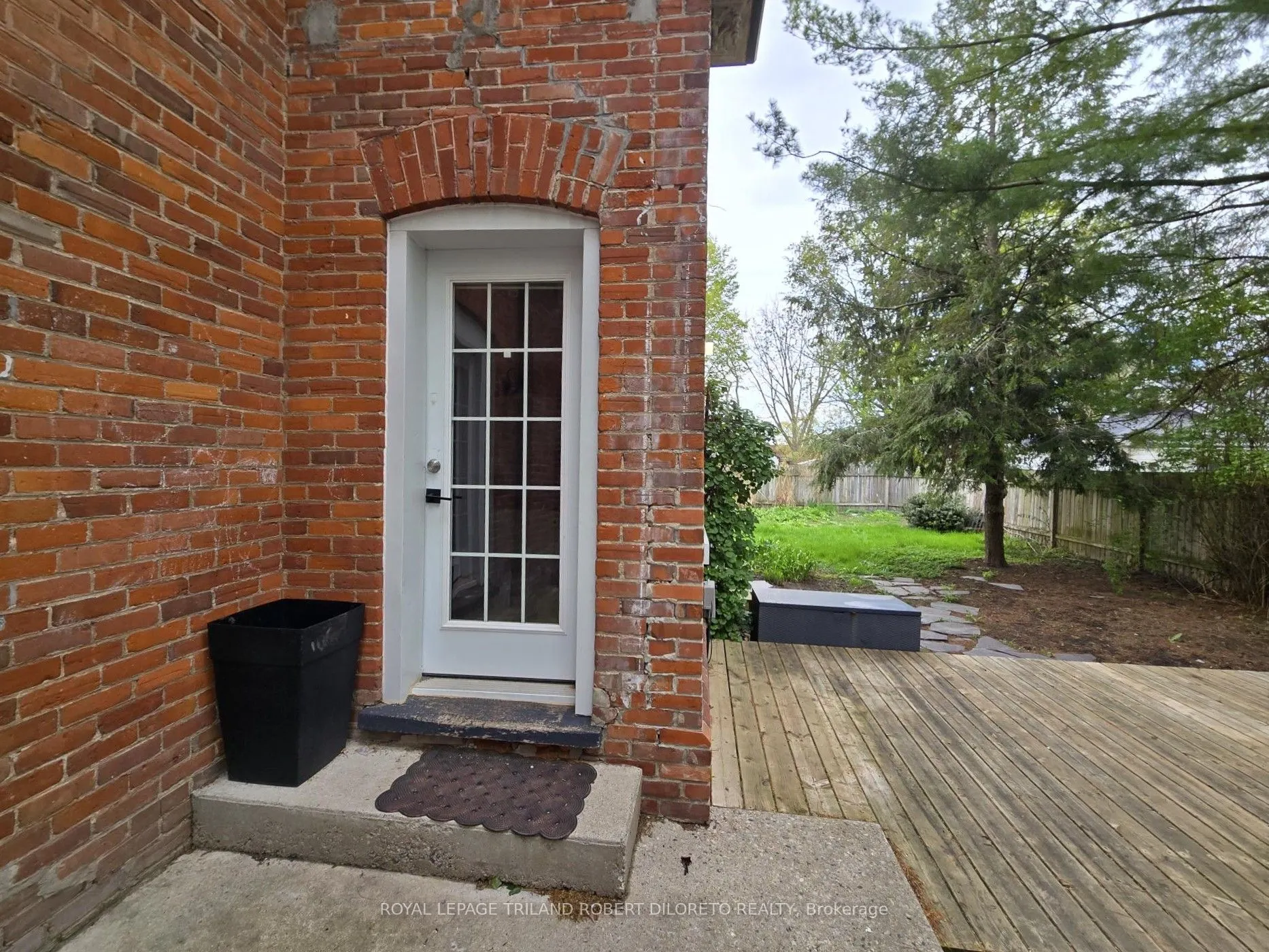 11 Maple Street W