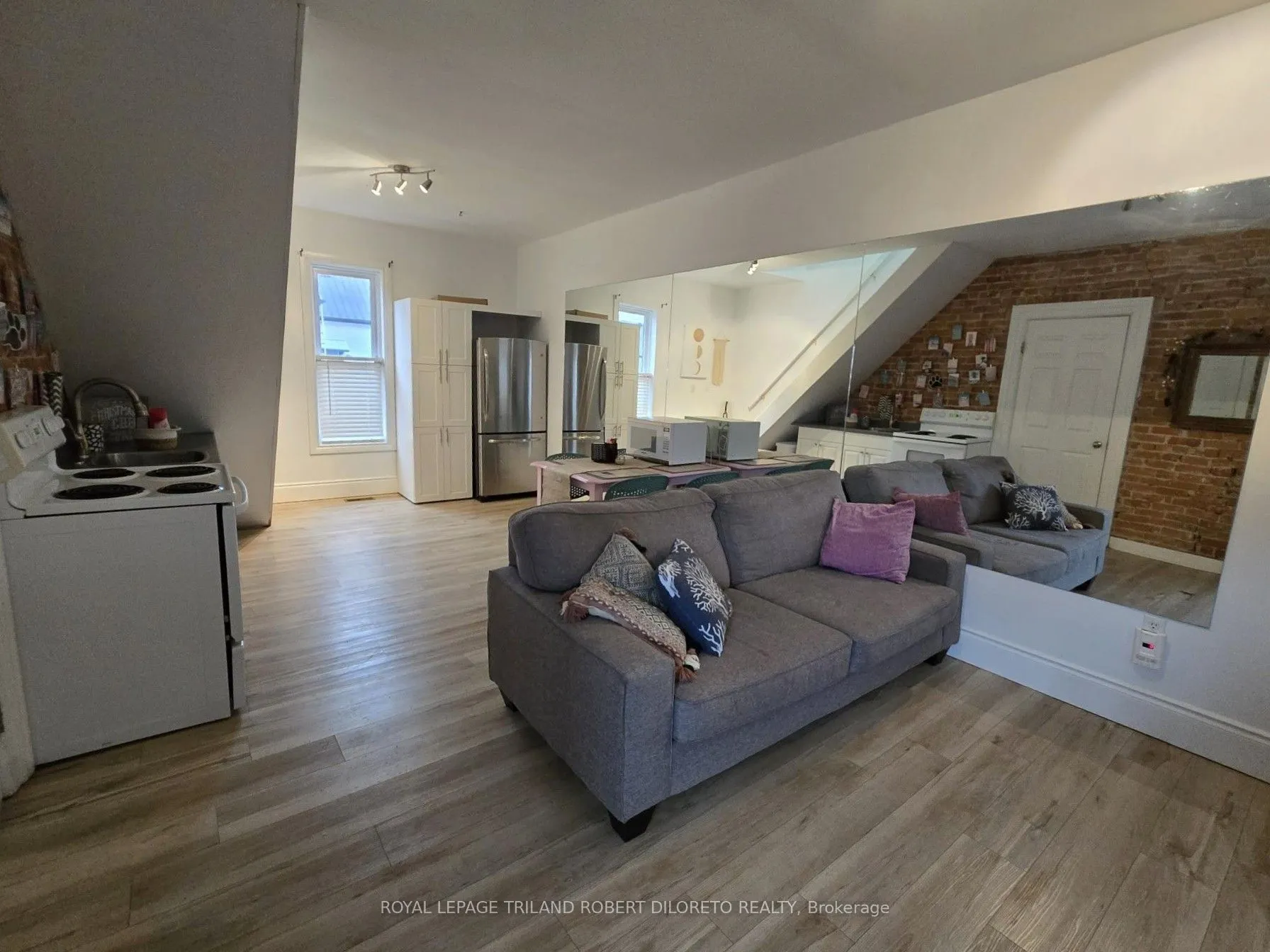 11 Maple Street W