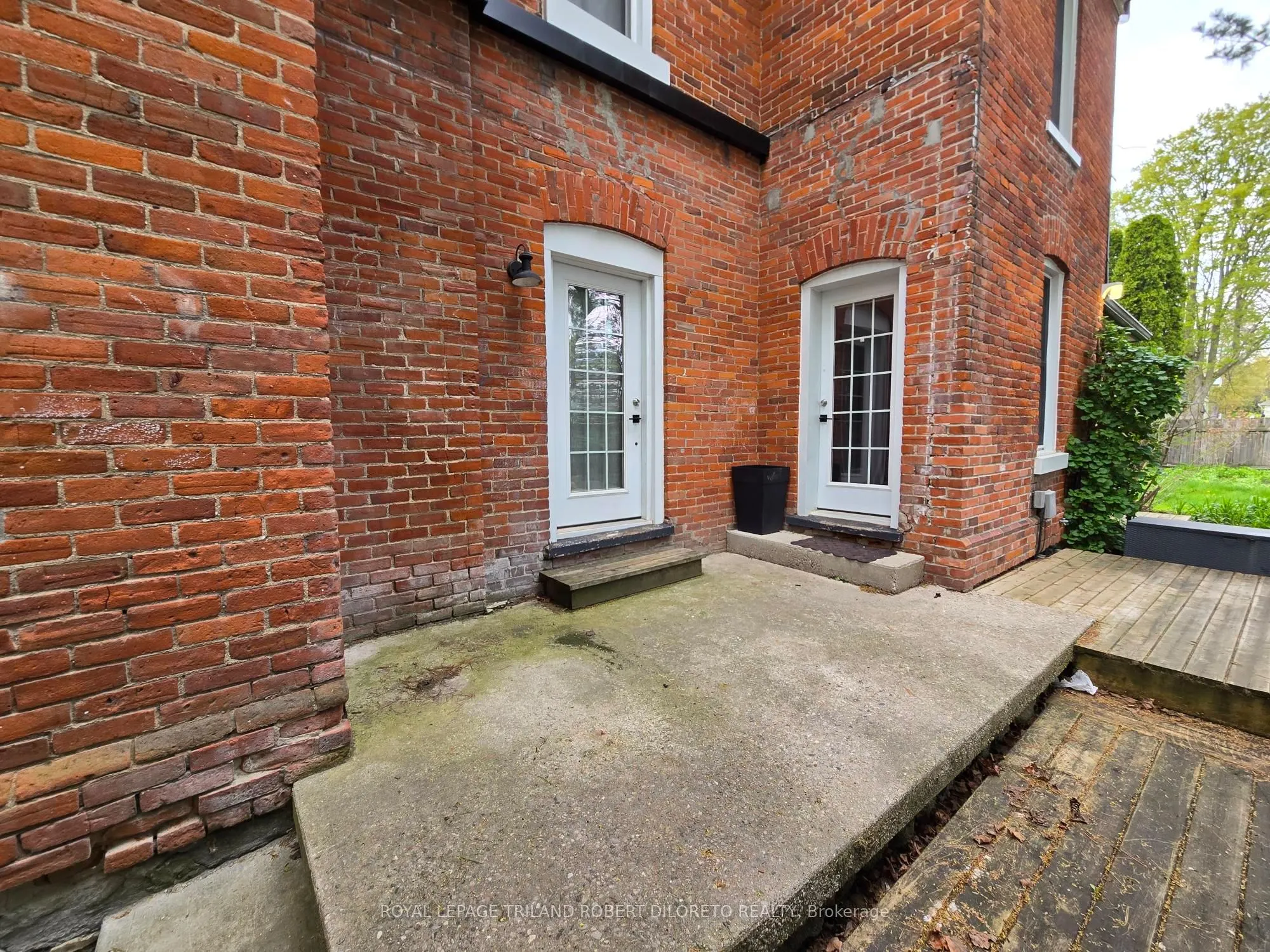 11 Maple Street W