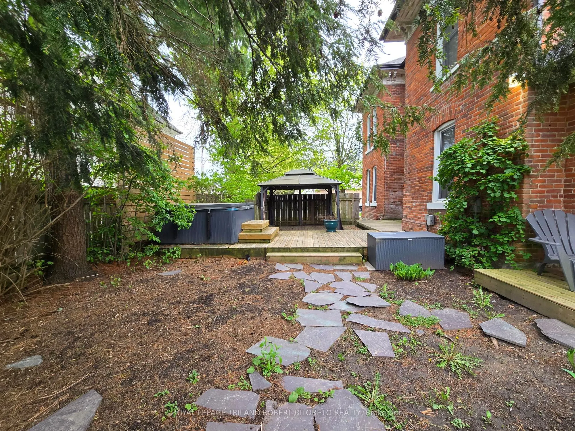 11 Maple Street W