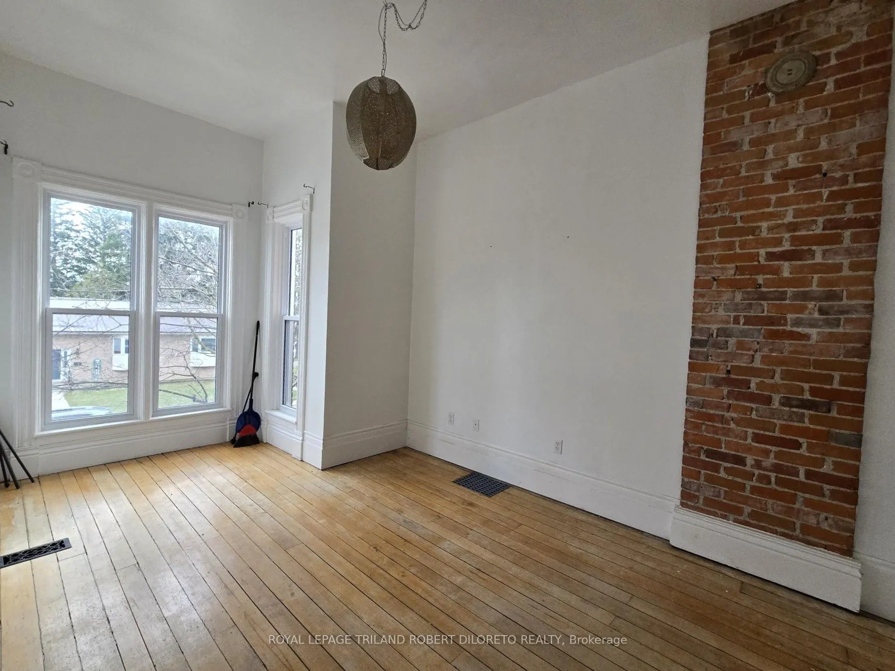 11 Maple Street W