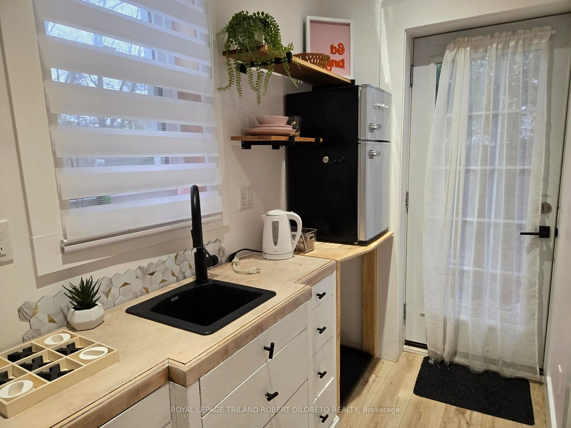 11 Maple Street W