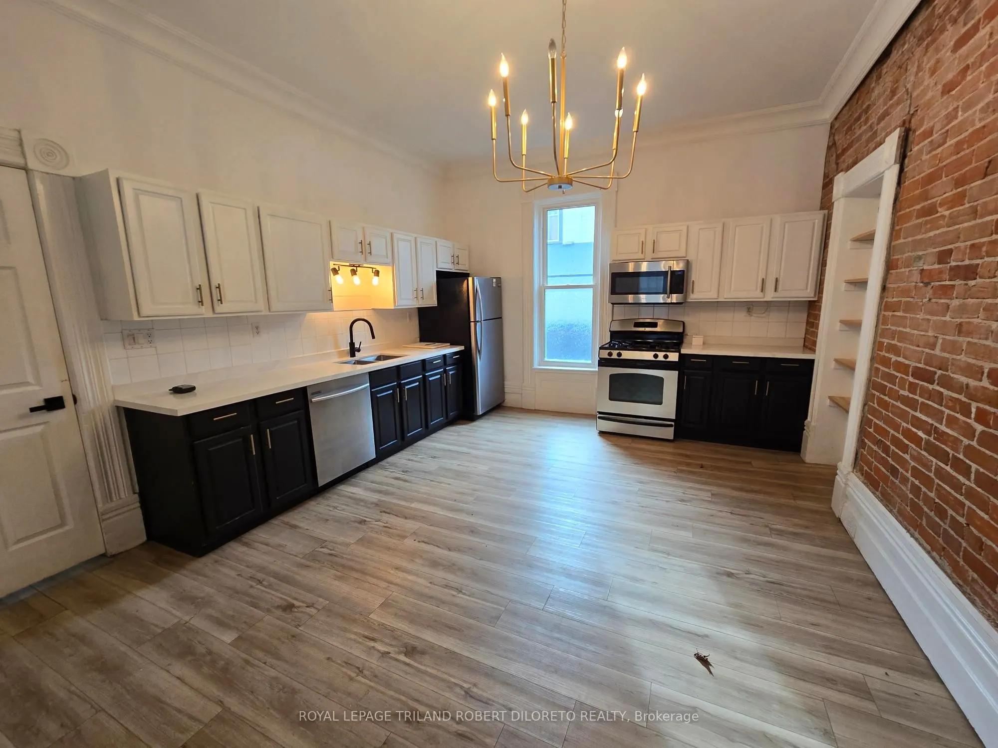 11 Maple Street W