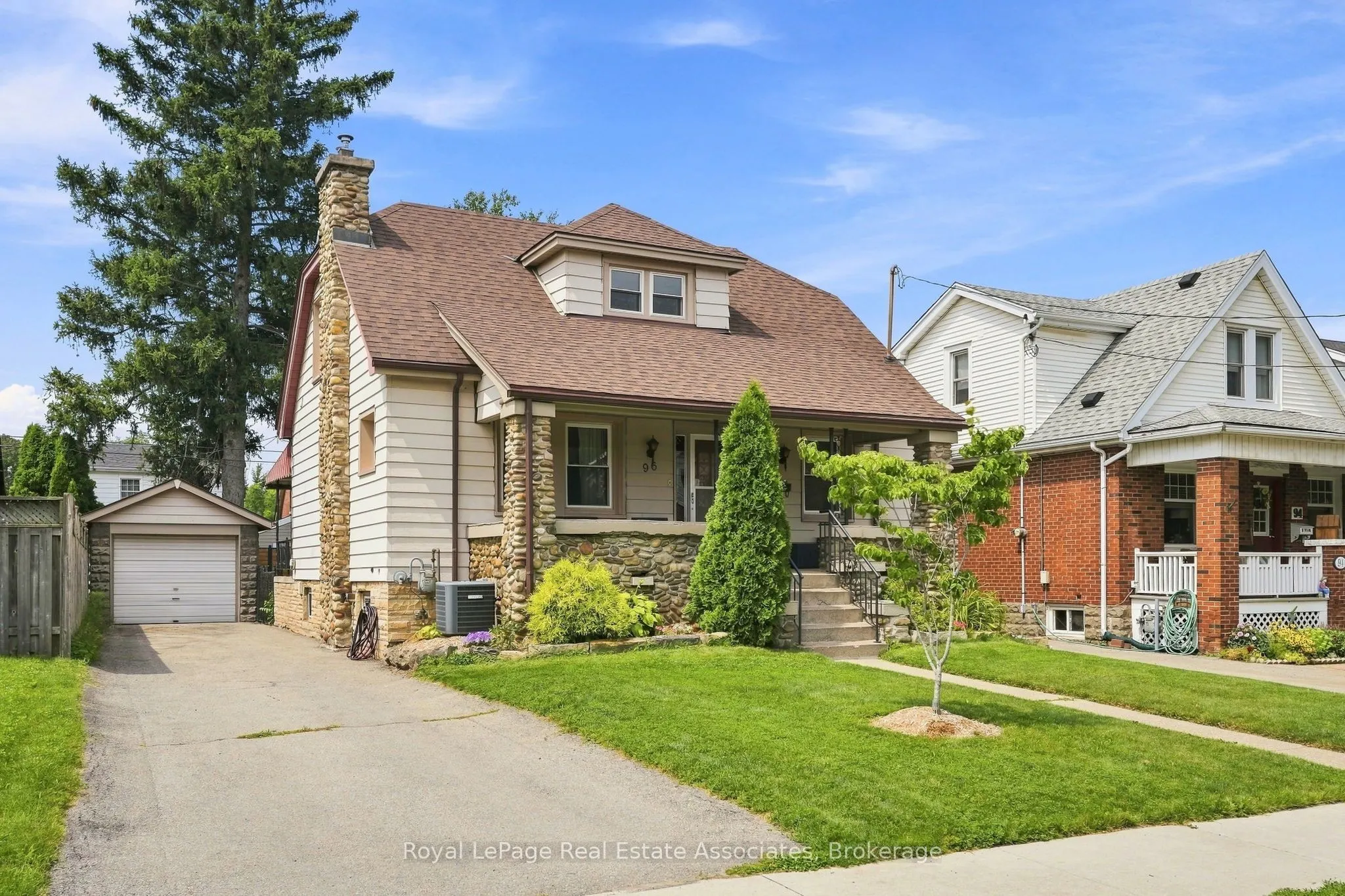 96 Huxley Avenue S