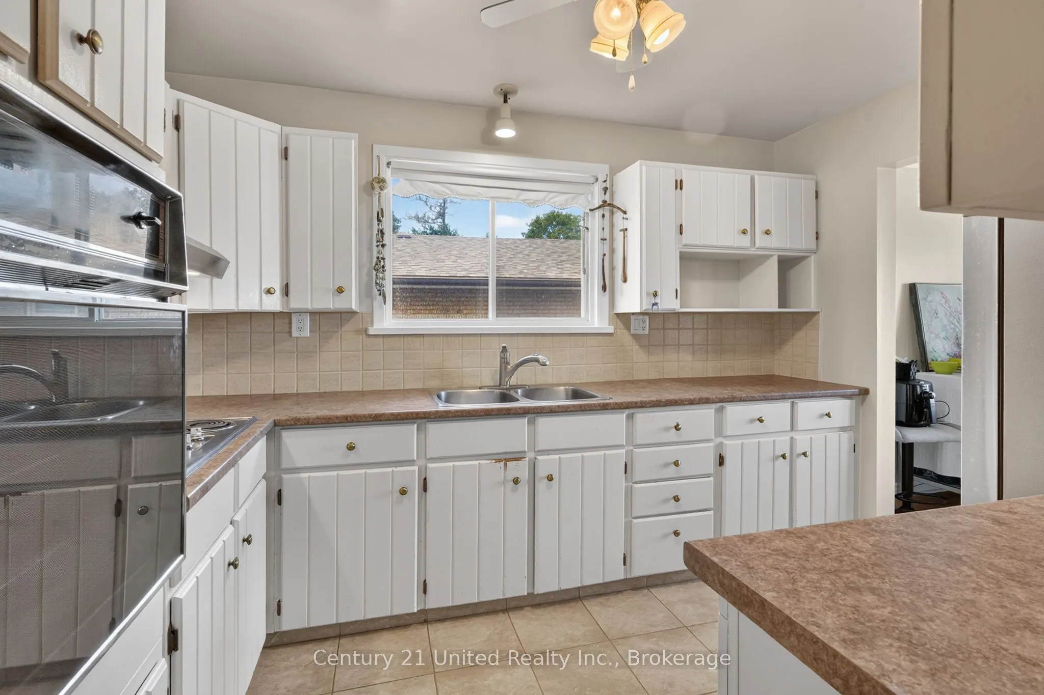 1696 Applewood Crescent