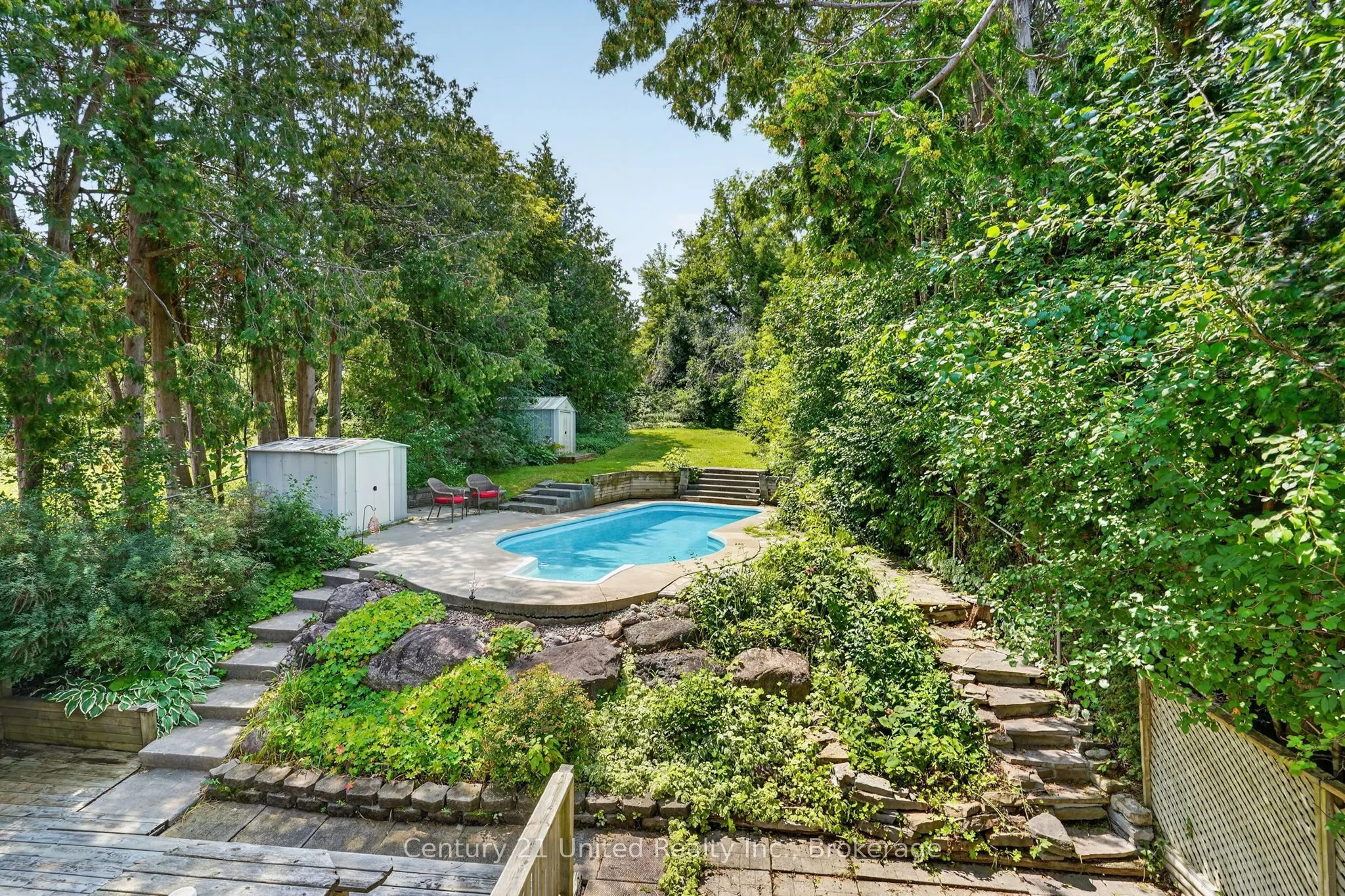 1696 Applewood Crescent