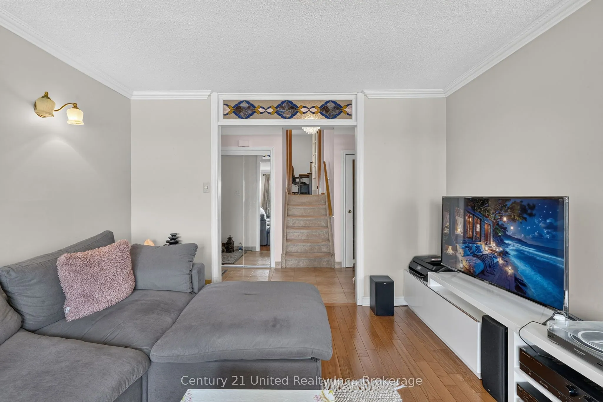 1696 Applewood Crescent