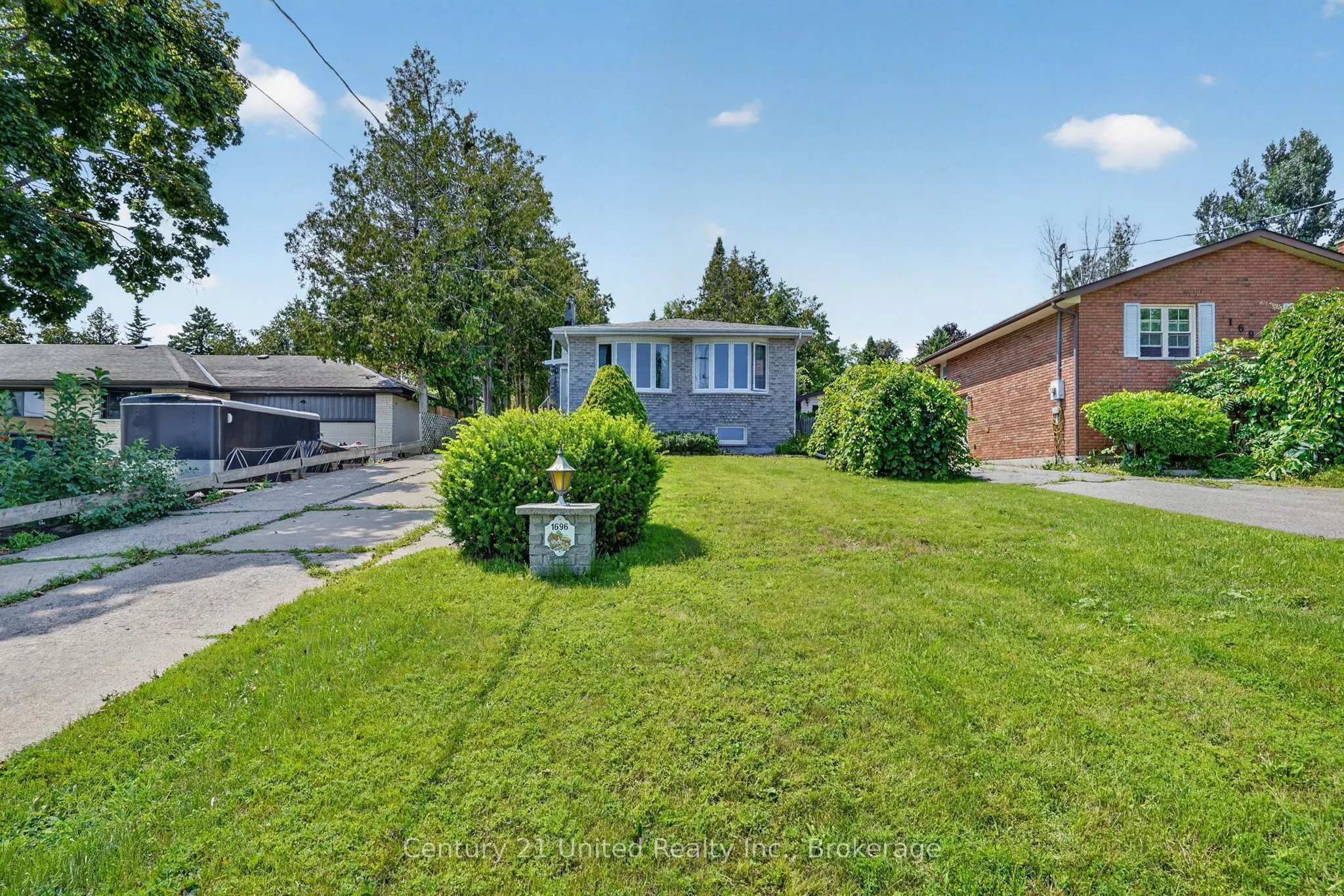 1696 Applewood Crescent