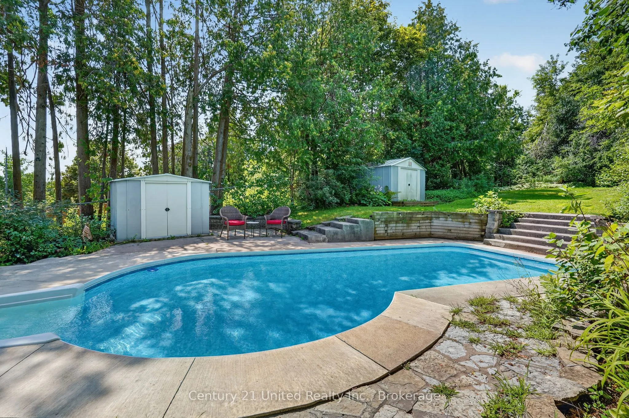 1696 Applewood Crescent