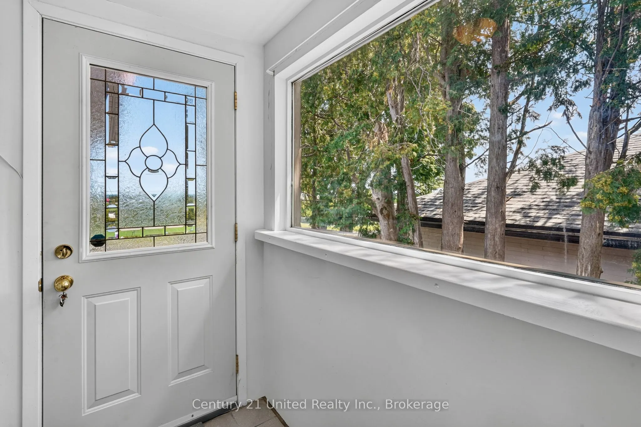 1696 Applewood Crescent