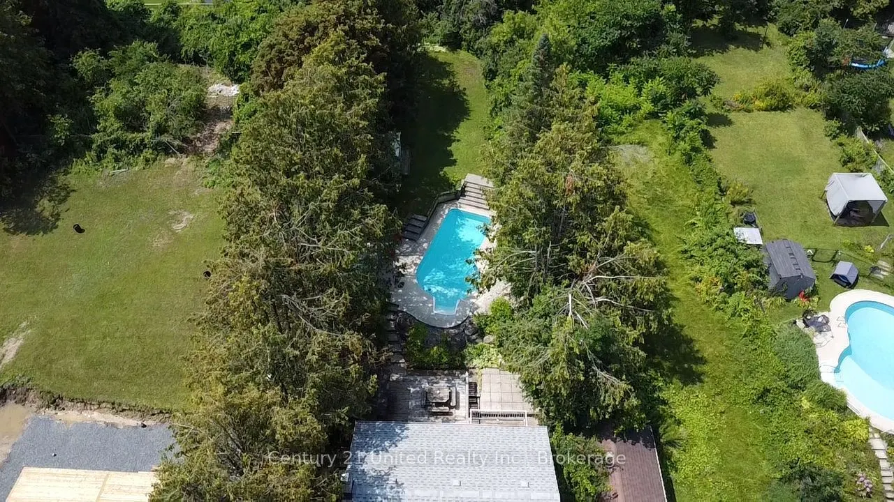 1696 Applewood Crescent