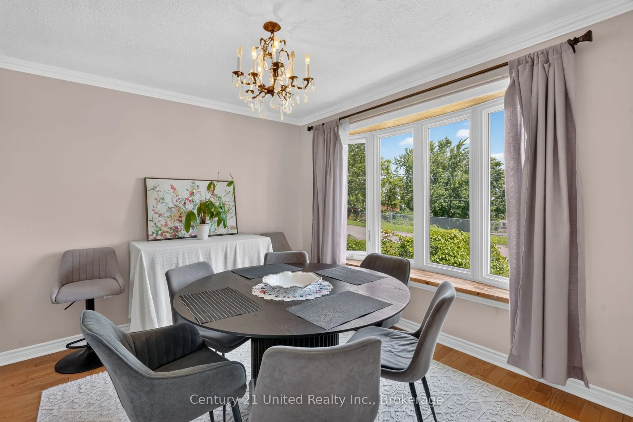 1696 Applewood Crescent