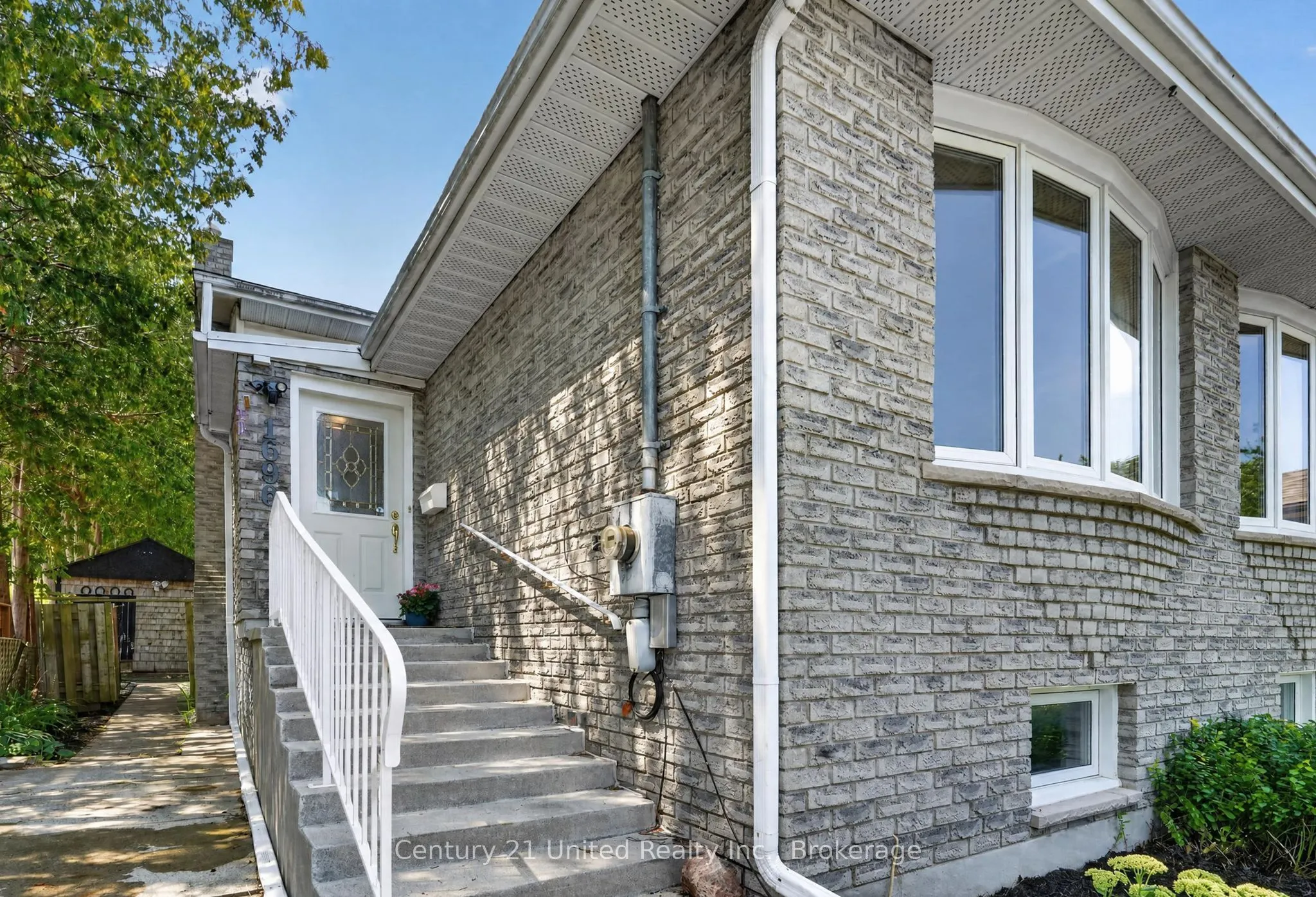 1696 Applewood Crescent