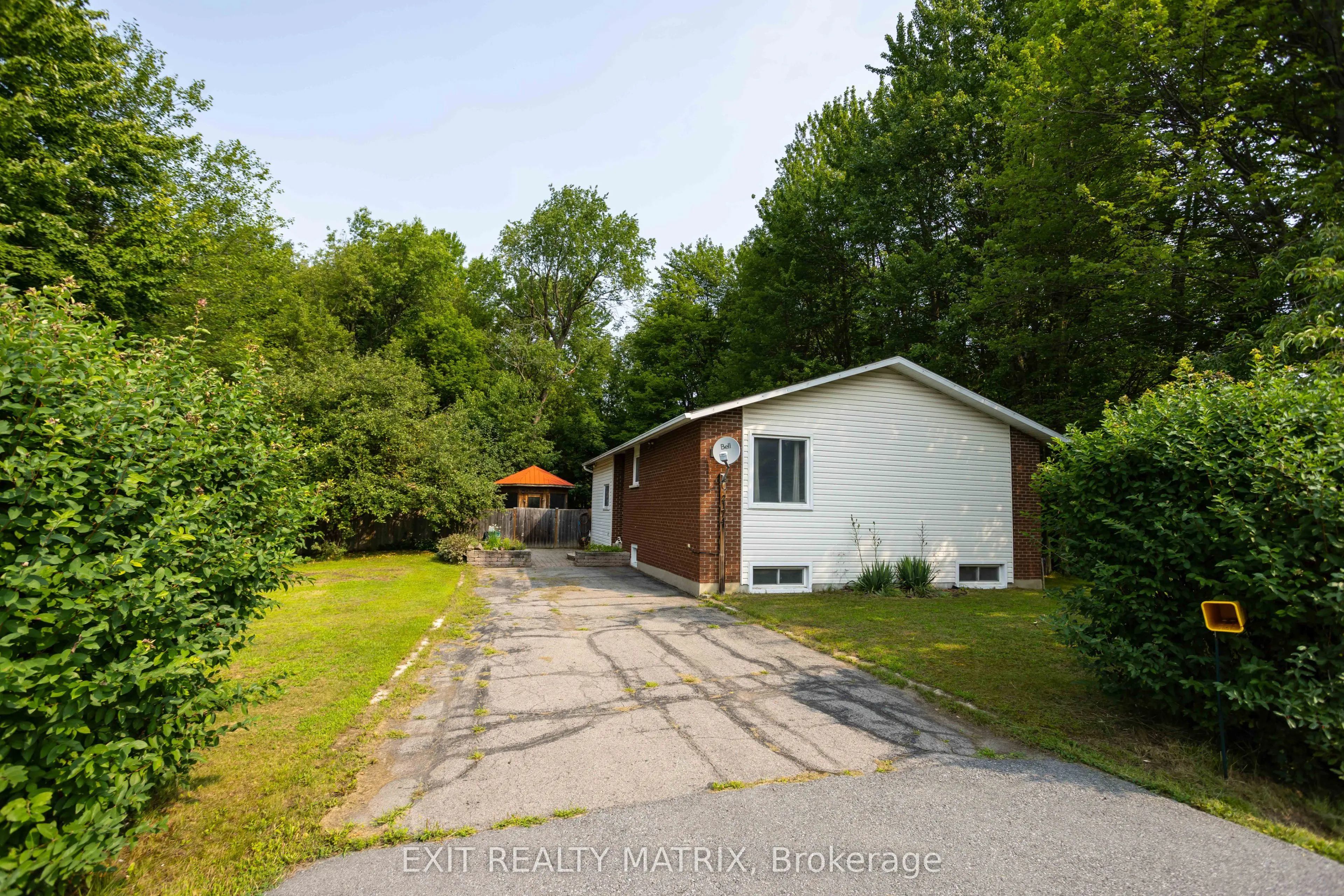 2174 Des Pins Street