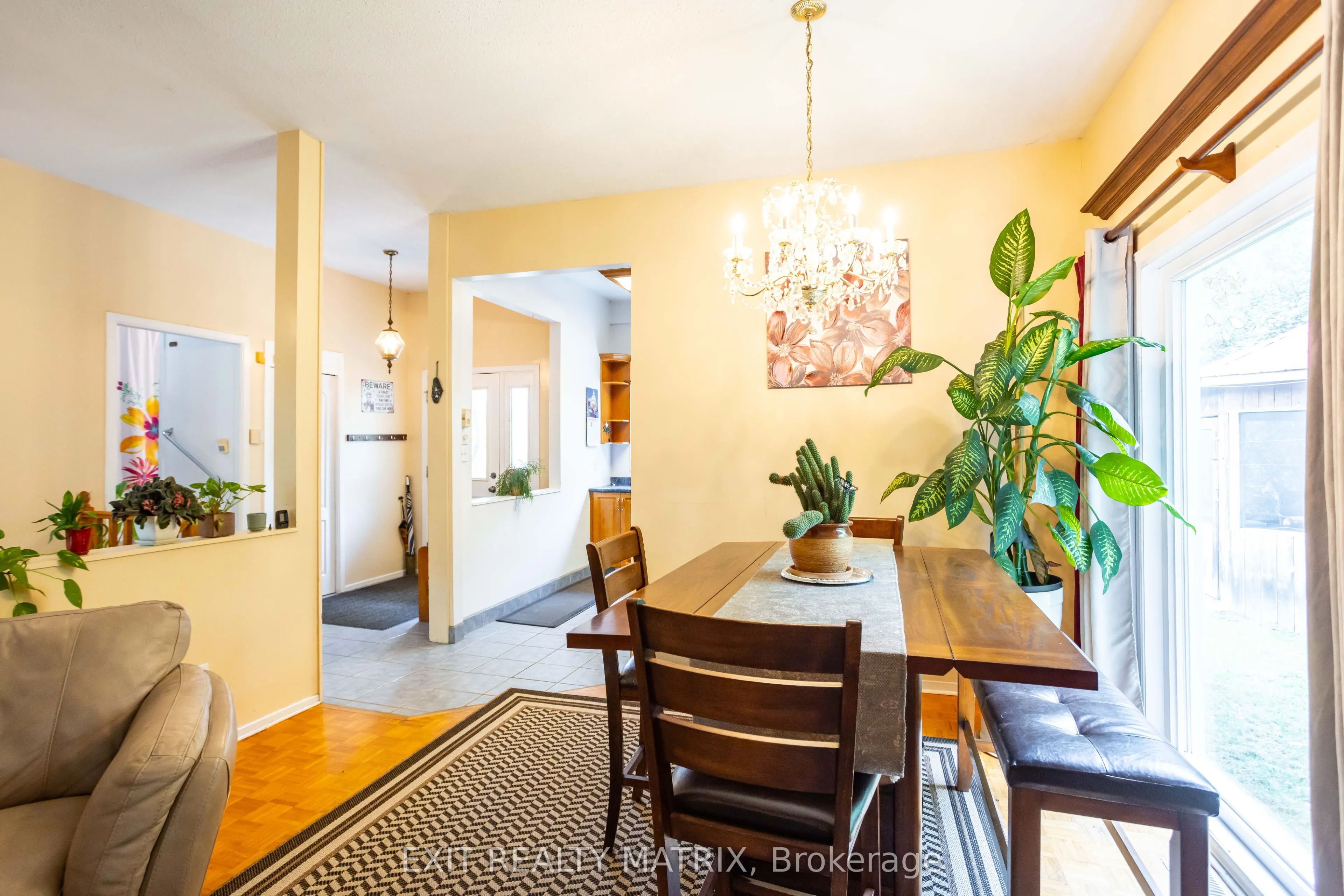 2174 Des Pins Street