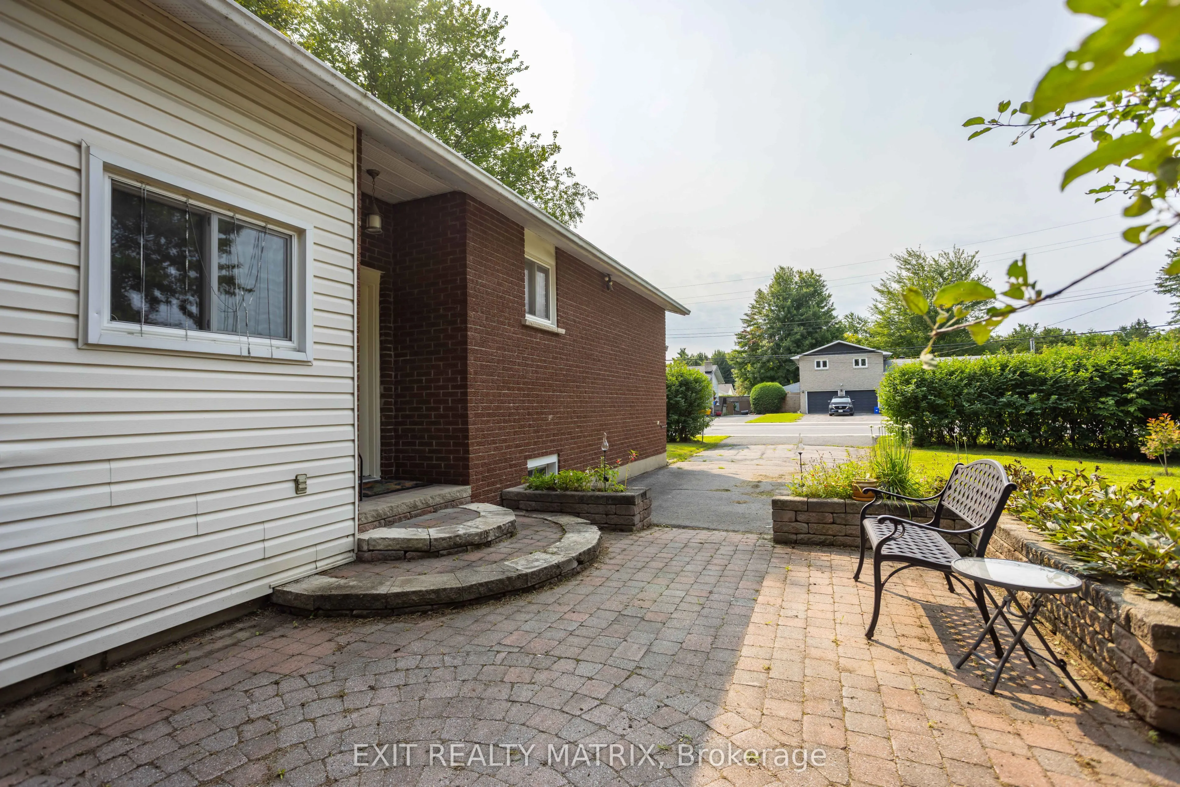 2174 Des Pins Street