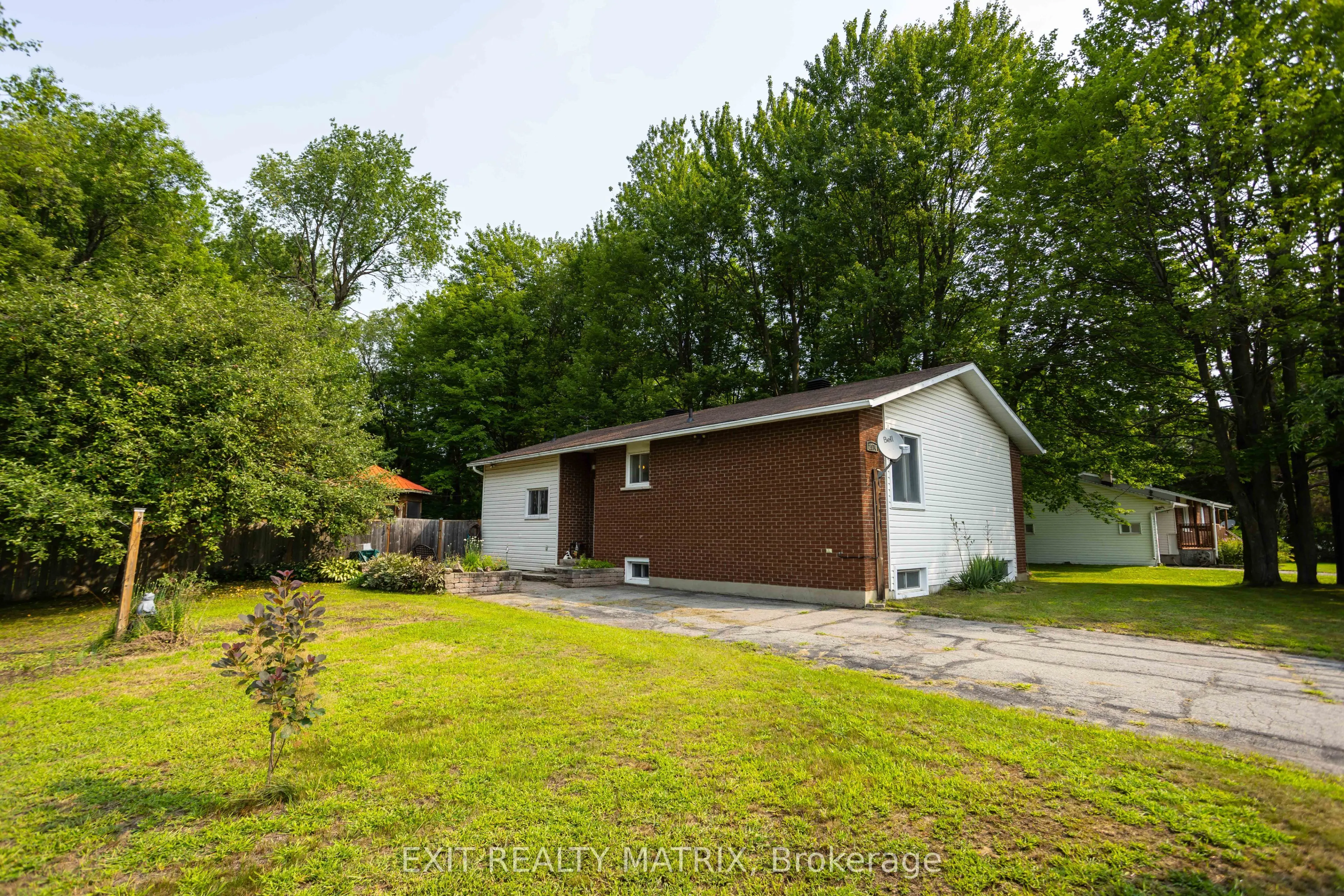 2174 Des Pins Street