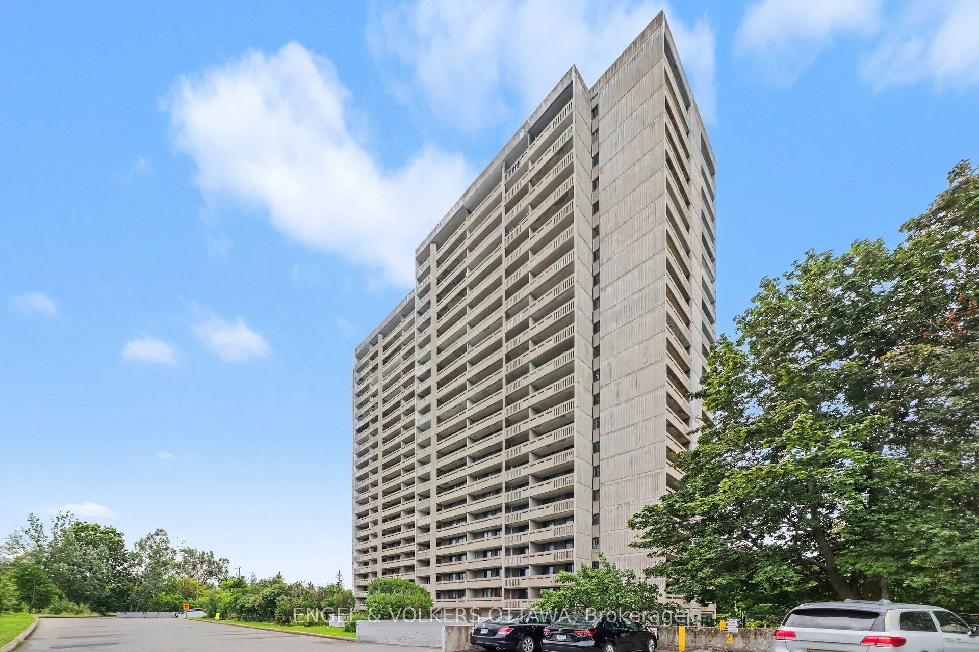 415 Greenview Avenue #1702
