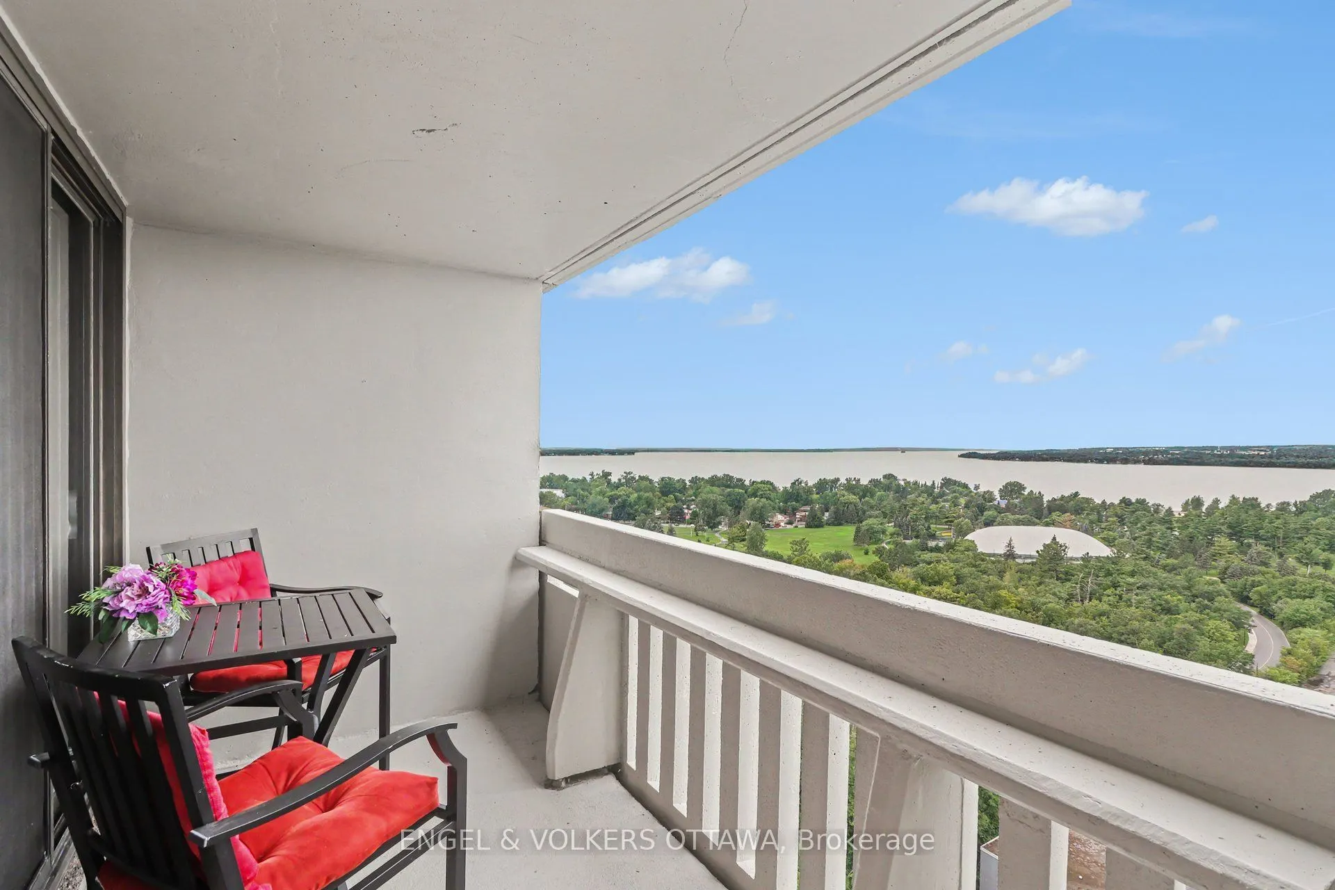 415 Greenview Avenue #1702