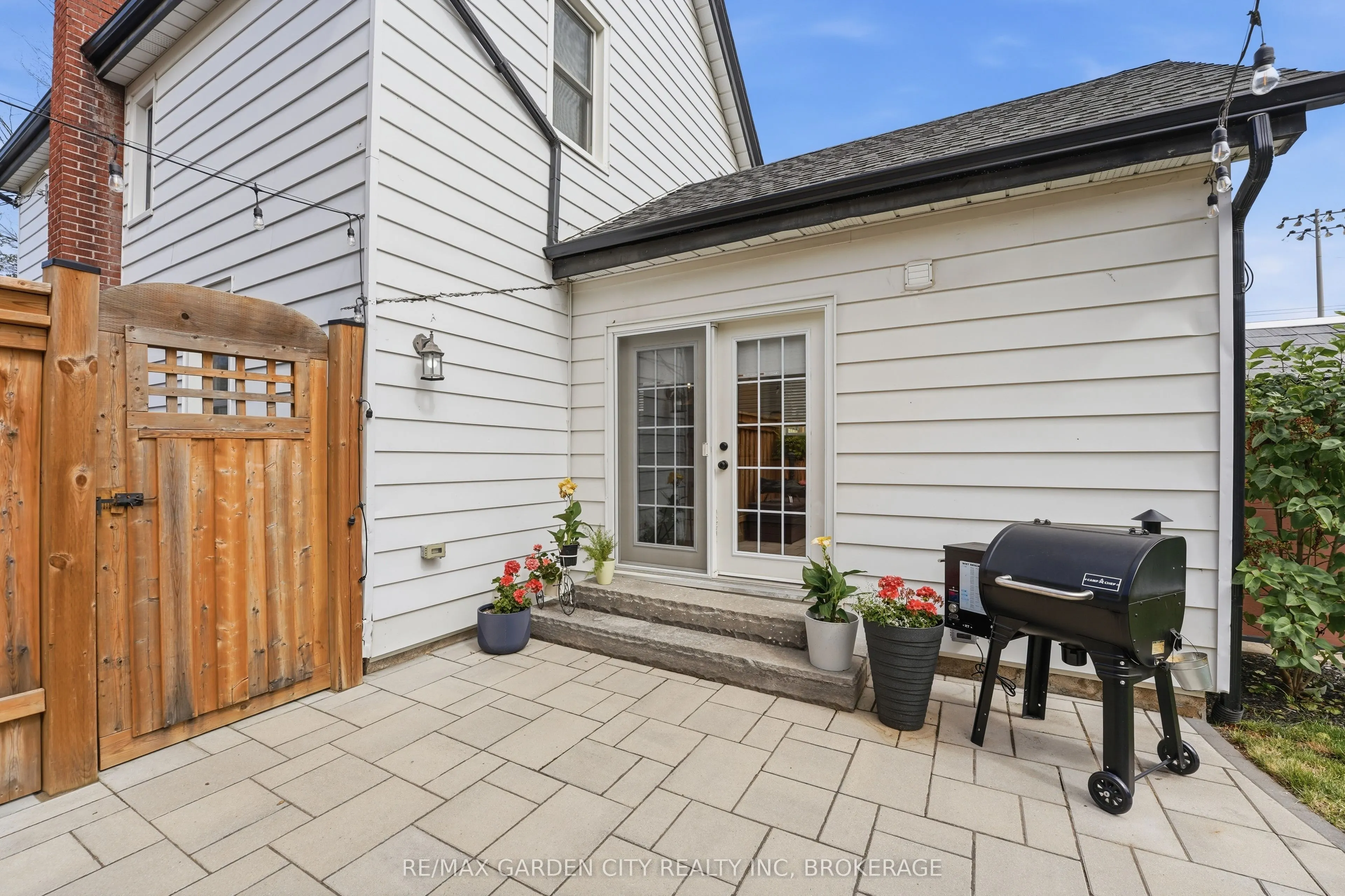 26 Carleton Street N