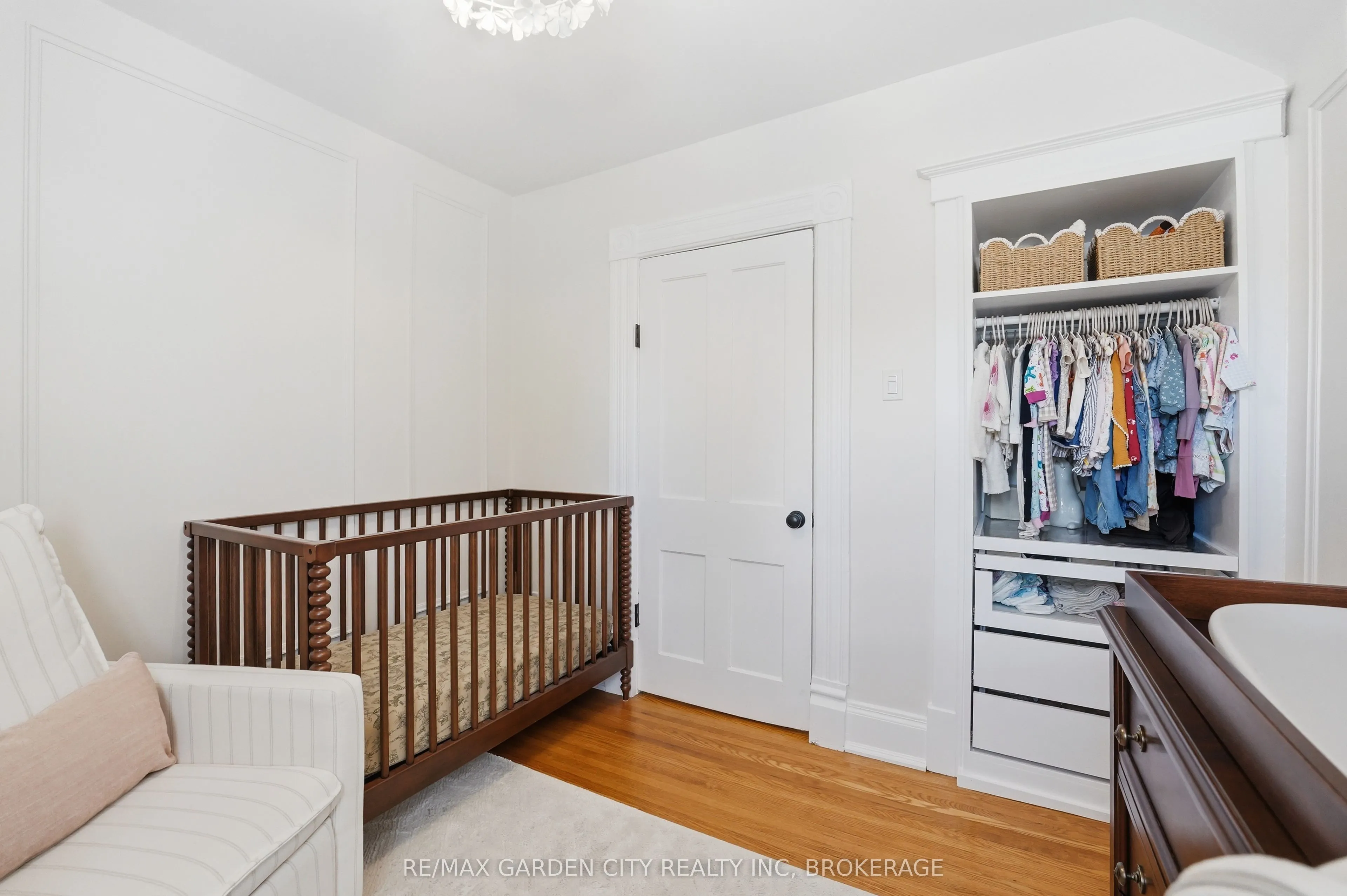 26 Carleton Street N