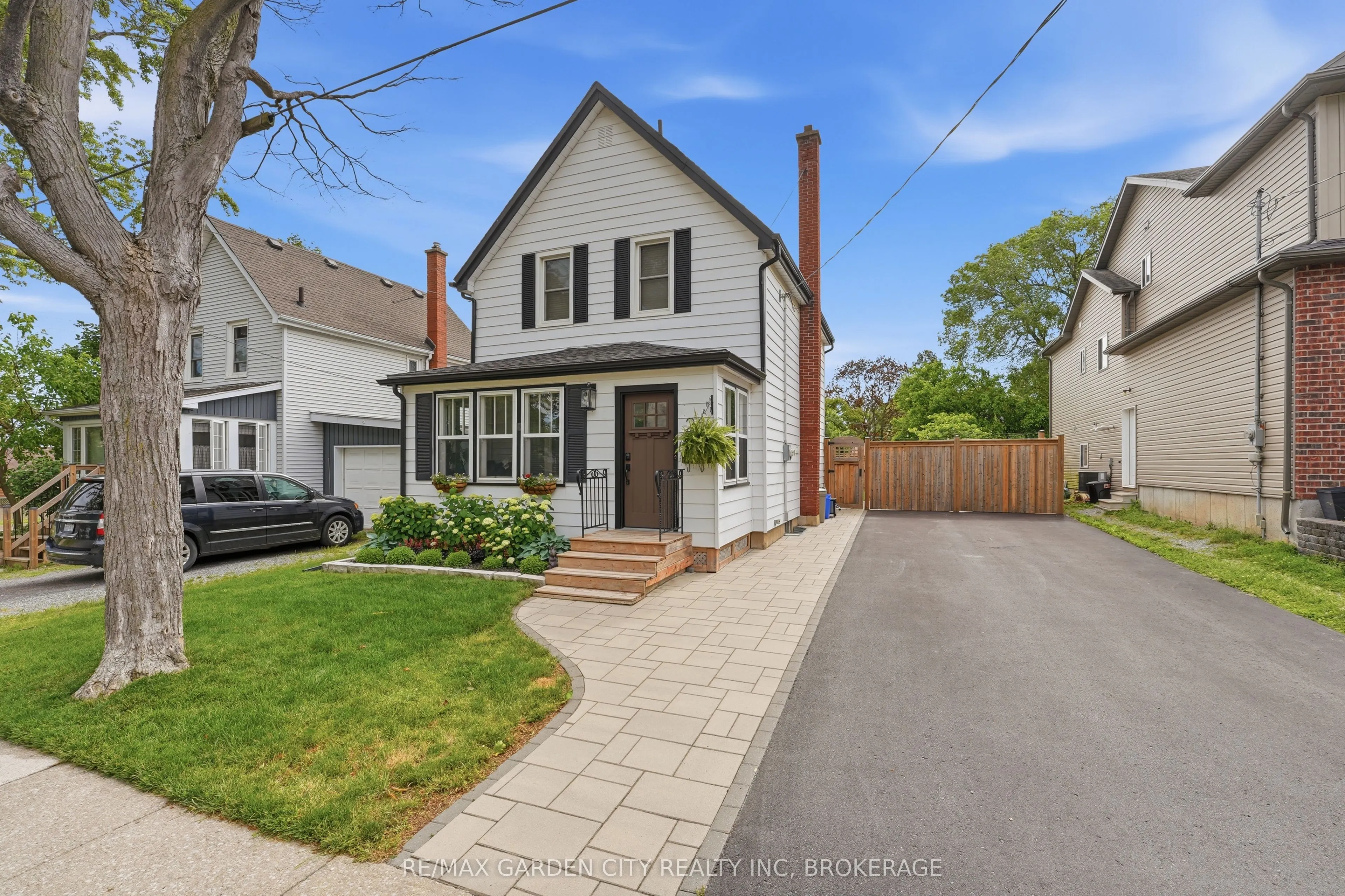 26 Carleton Street N