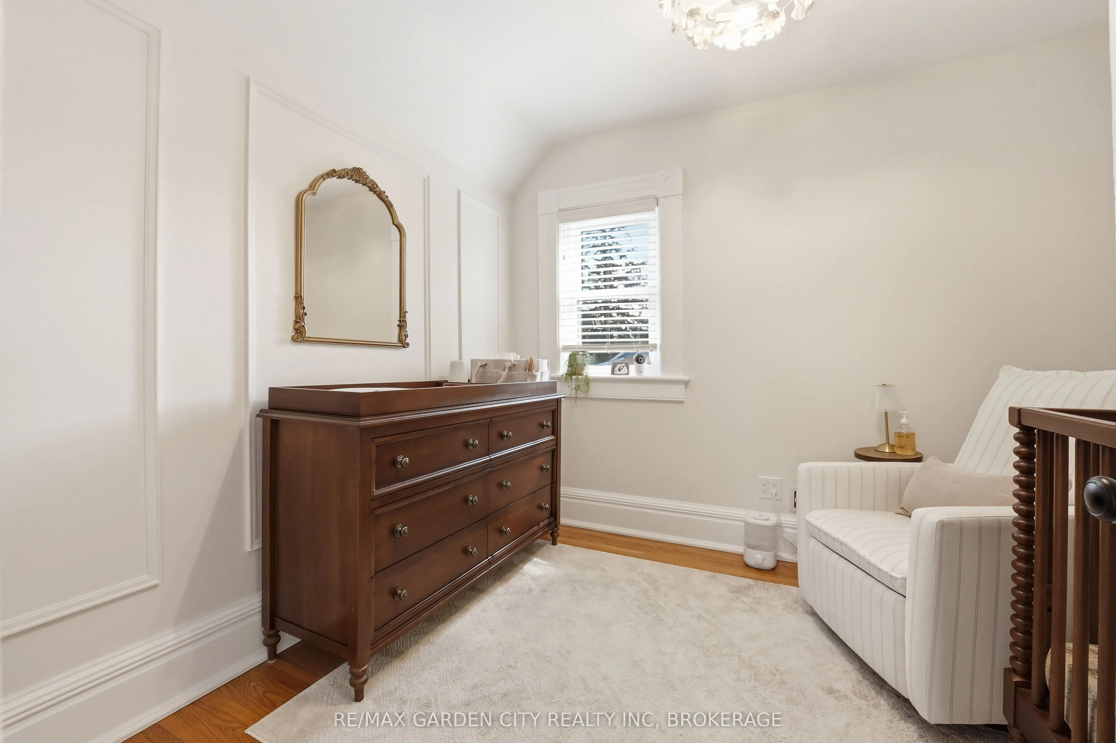 26 Carleton Street N