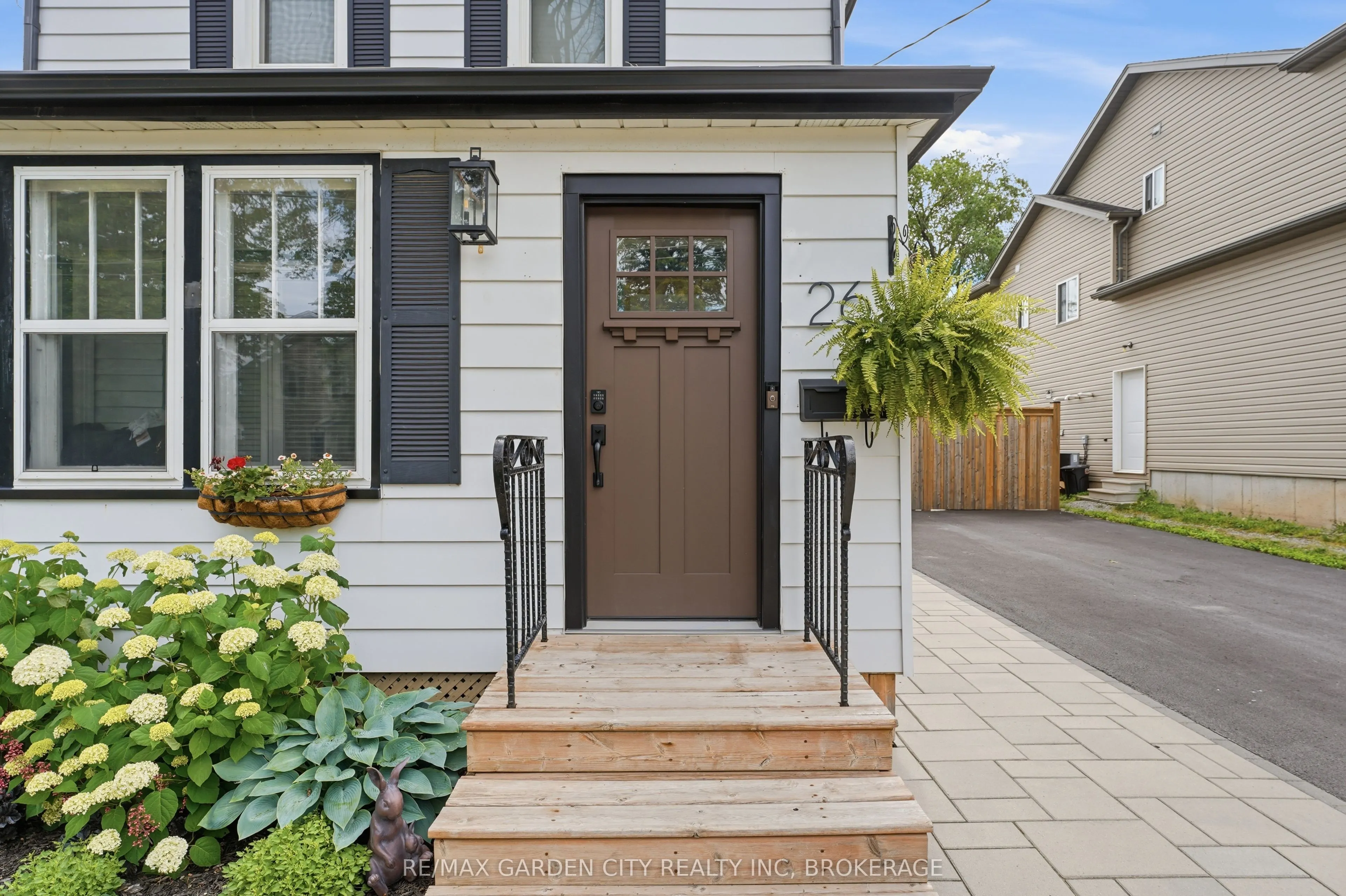 26 Carleton Street N