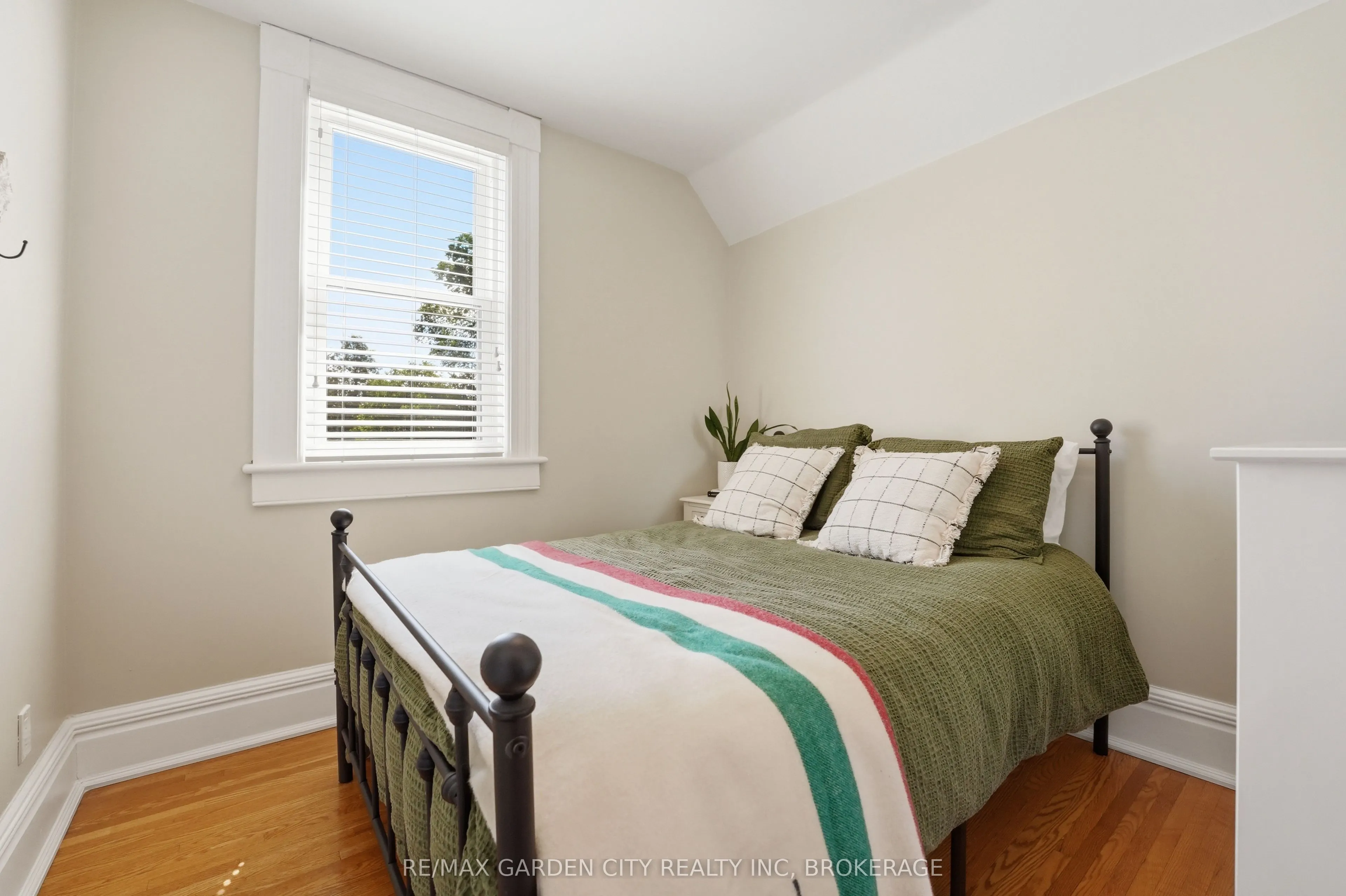 26 Carleton Street N
