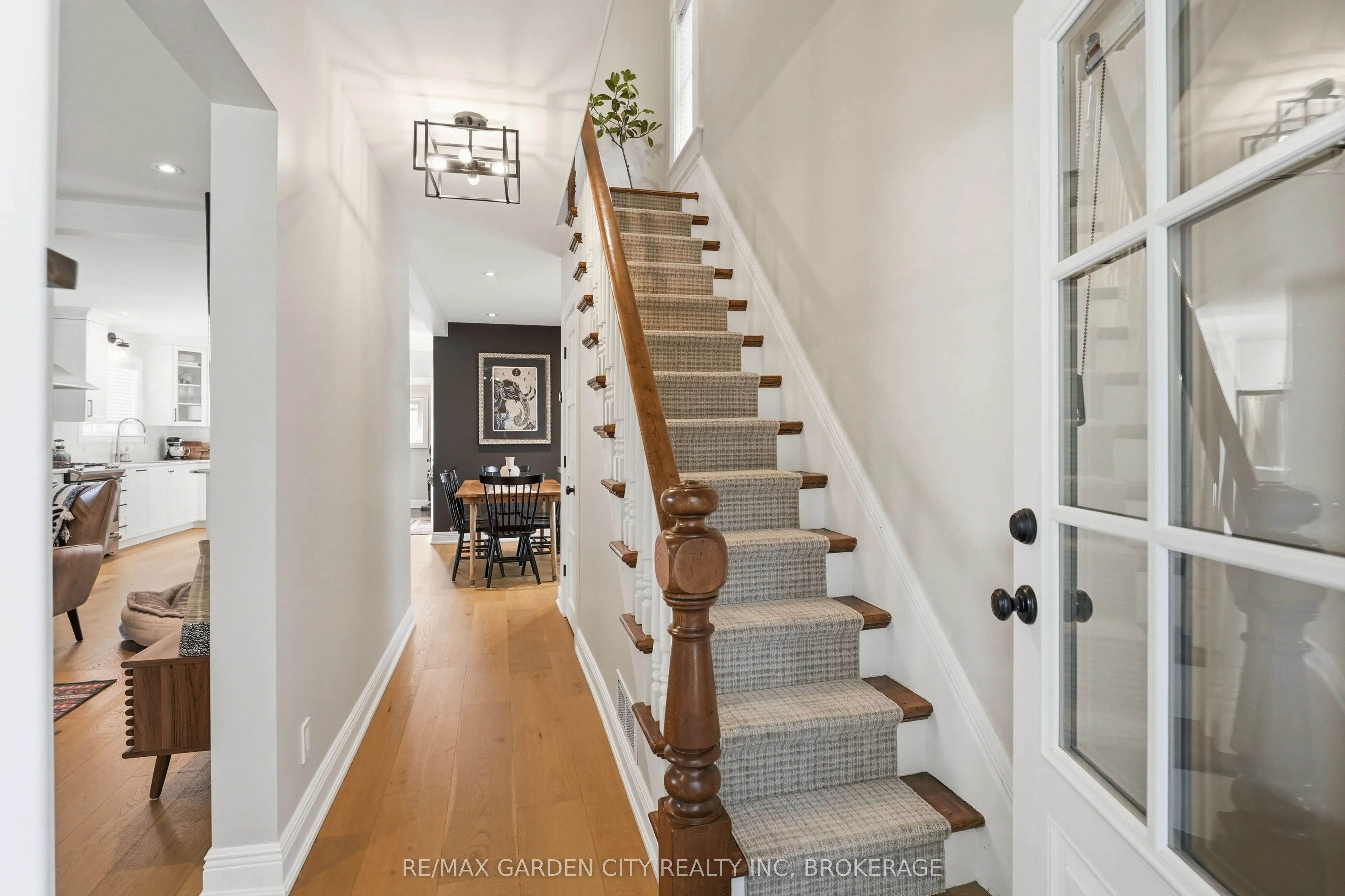 26 Carleton Street N