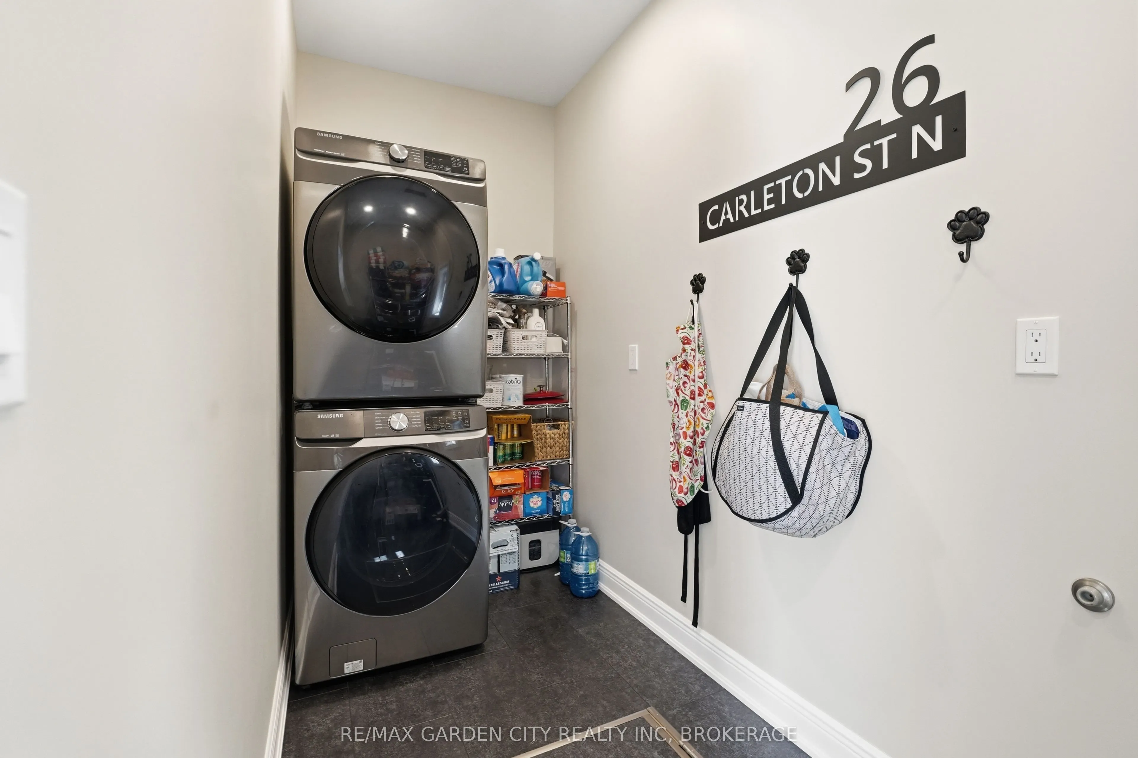 26 Carleton Street N