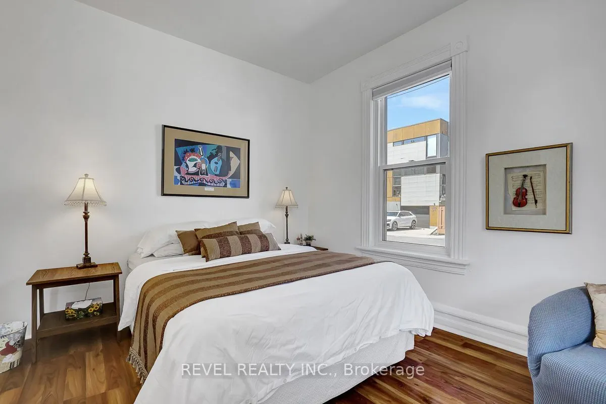 52 Lebreton Street N