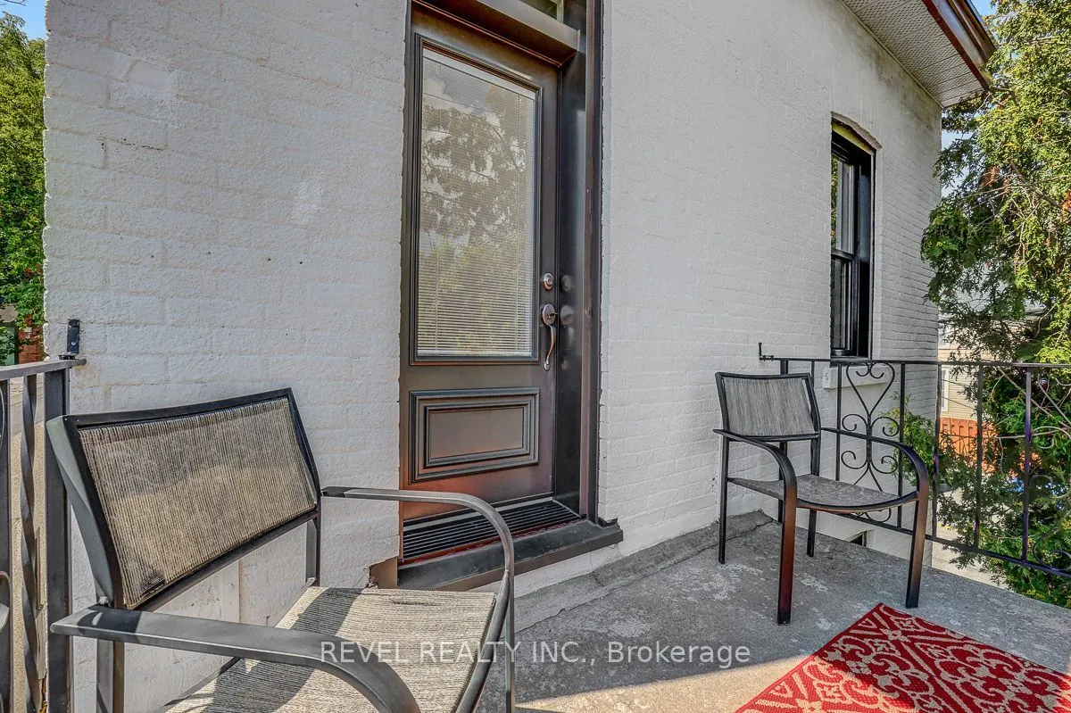 52 Lebreton Street N