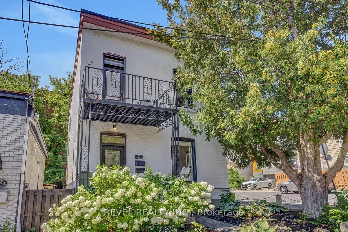 52 Lebreton Street N