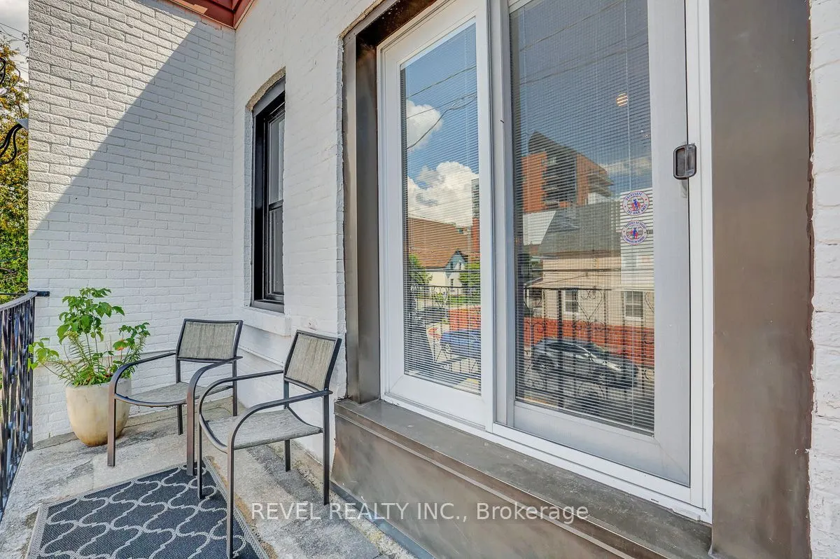 52 Lebreton Street N