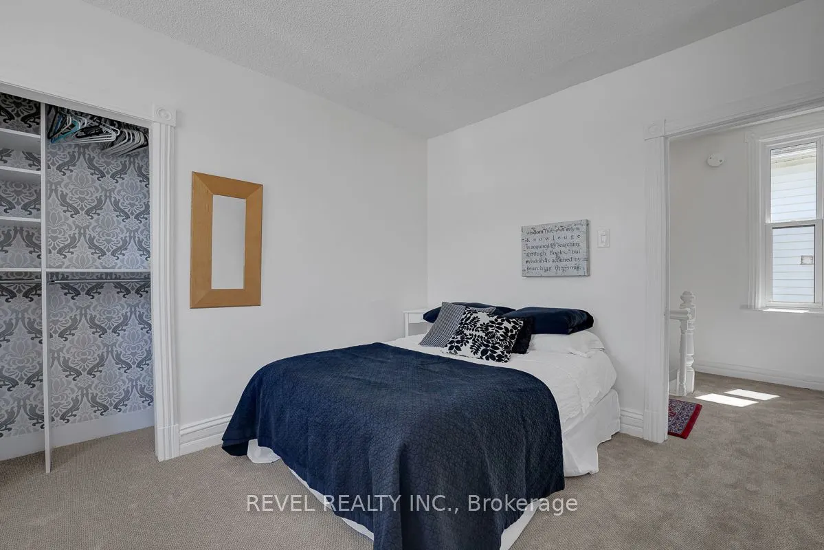 52 Lebreton Street N